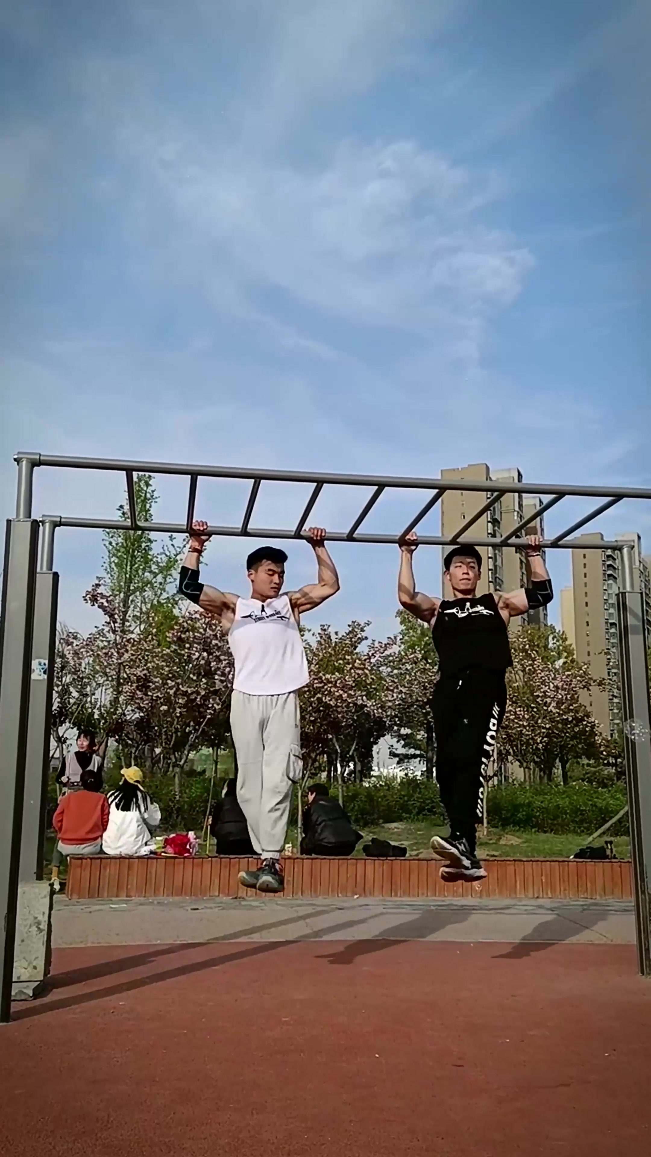 两小伙公园单杠漫步却被小姐姐无视到底是帅呢还是帅呢