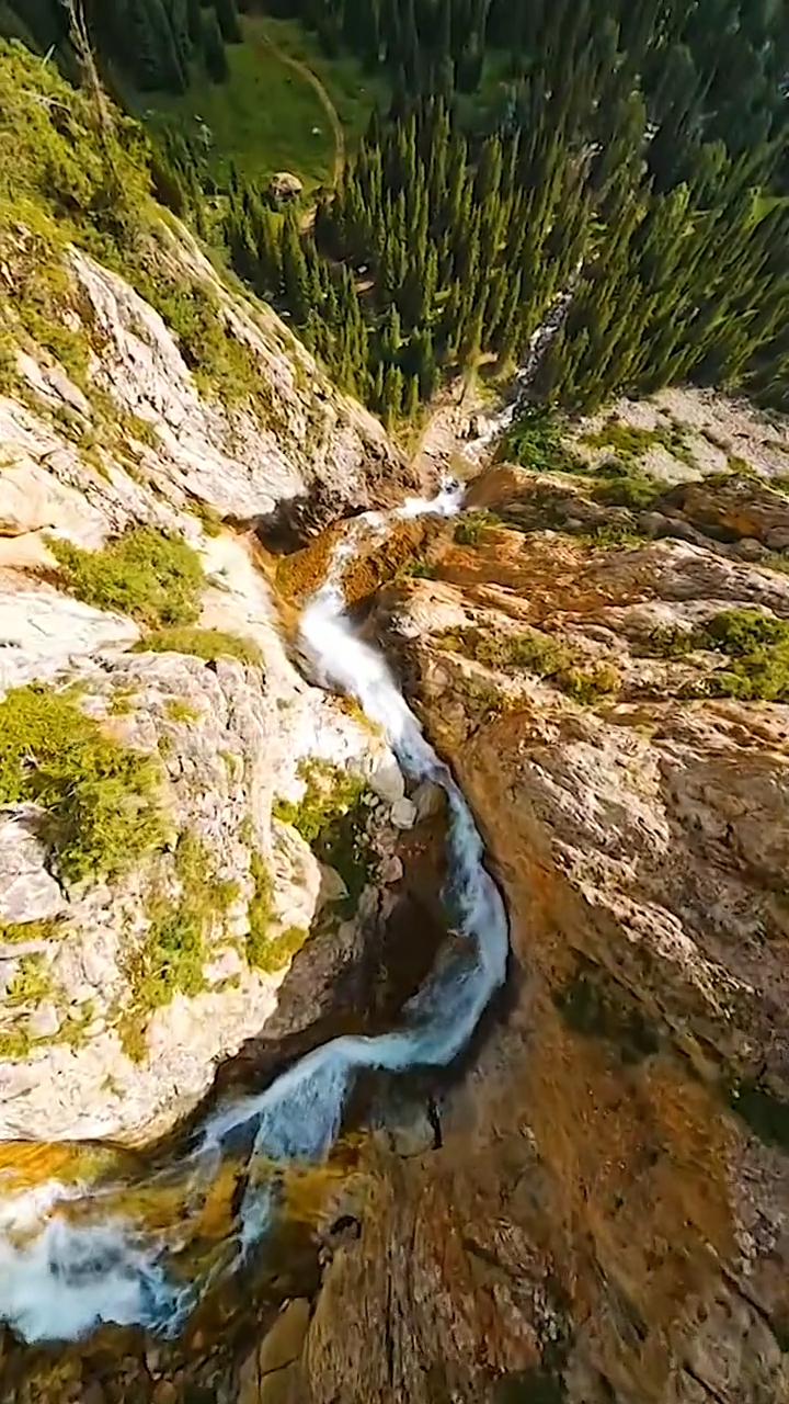溪水从山谷间流出,沿着岩石的峭壁而下,发出清脆悦耳的声音-度小视