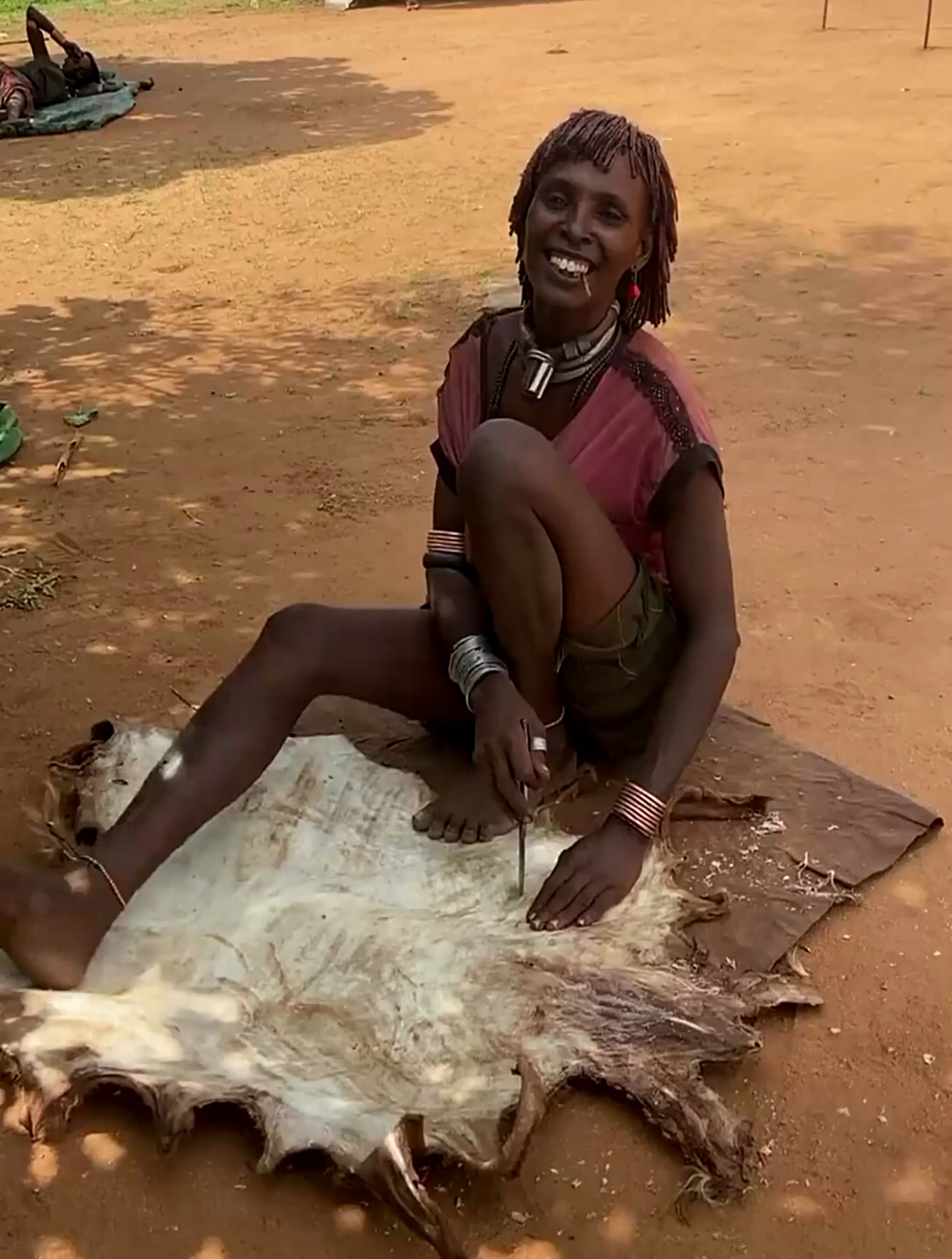 非洲原始野人部落,酋长媳妇刮牛皮衣,制作新的床单用-度小视