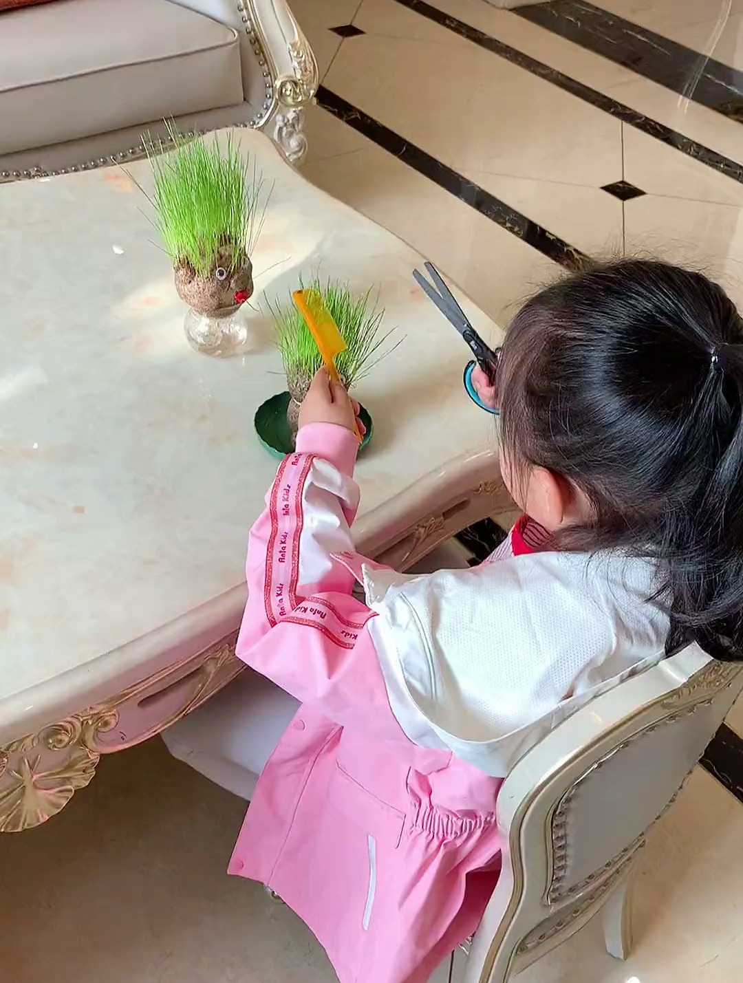 宝宝每天当上了发型师帮别人做头发做的不亦乐乎