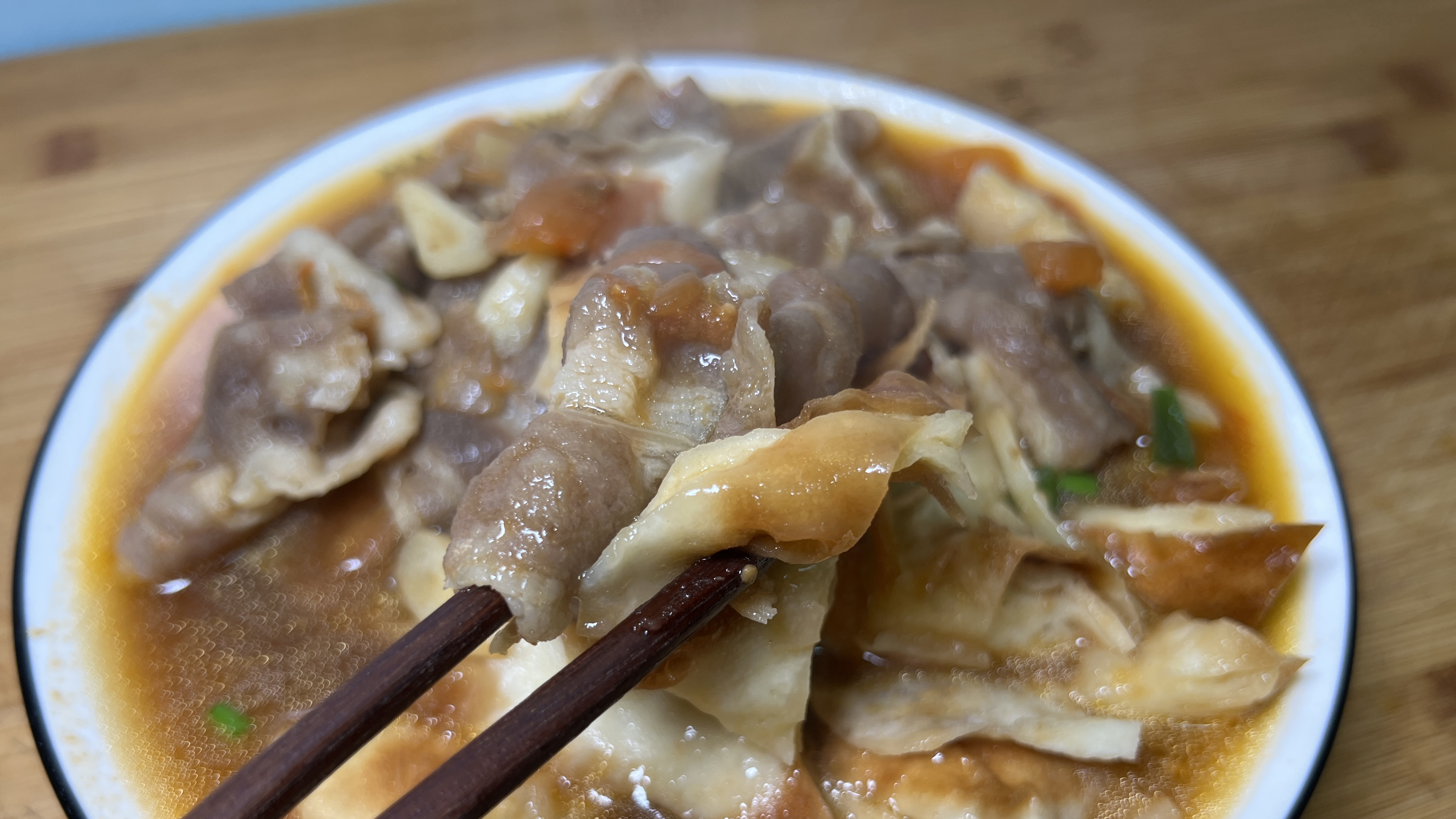 半盒羊肉卷,一张发面饼,做美味的烩饼,羊肉卷劲道,饼块不软烂