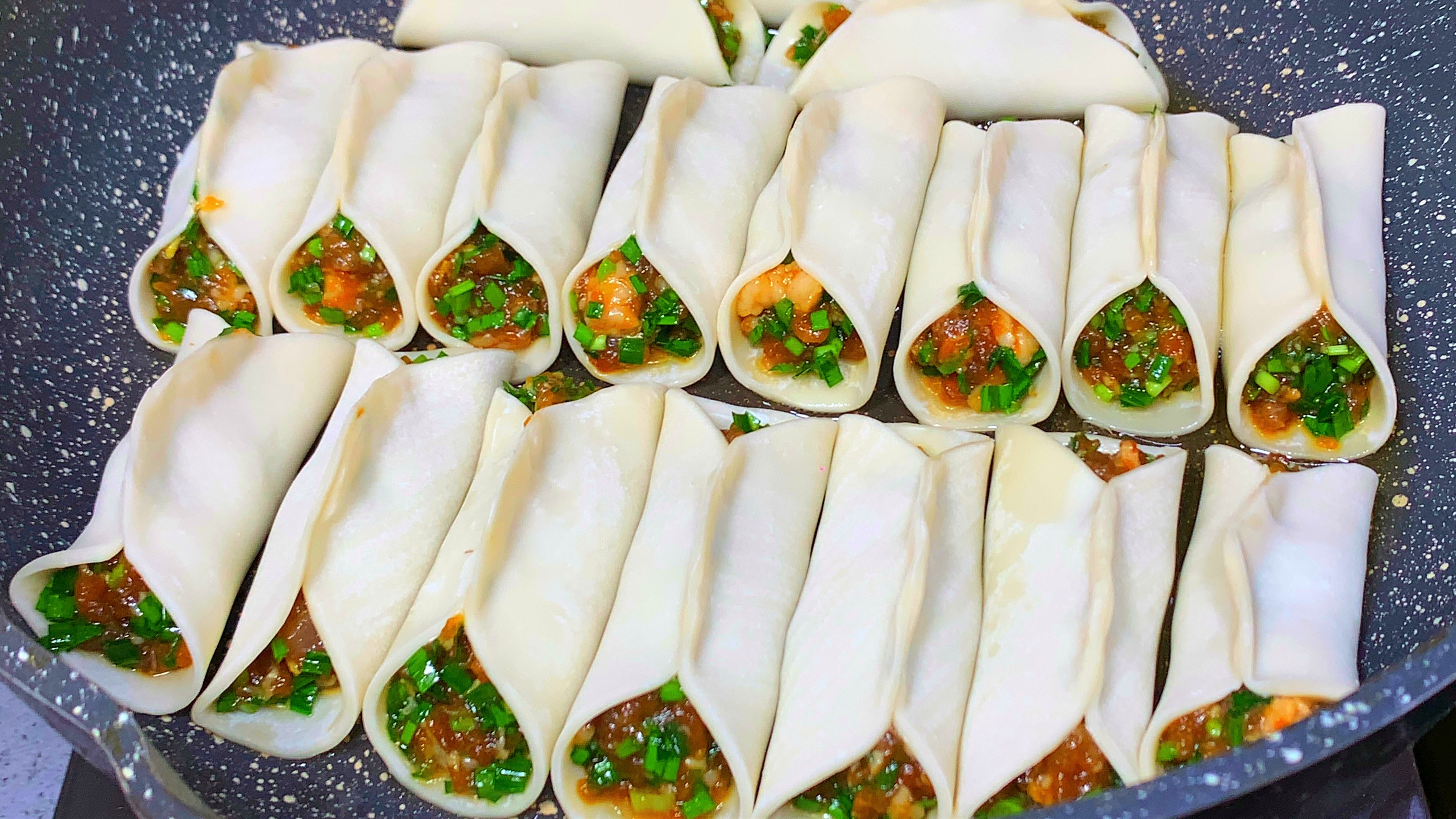 锅贴好吃有诀窍，教你饭店不外传的做法，个个酥脆鲜香，特解馋