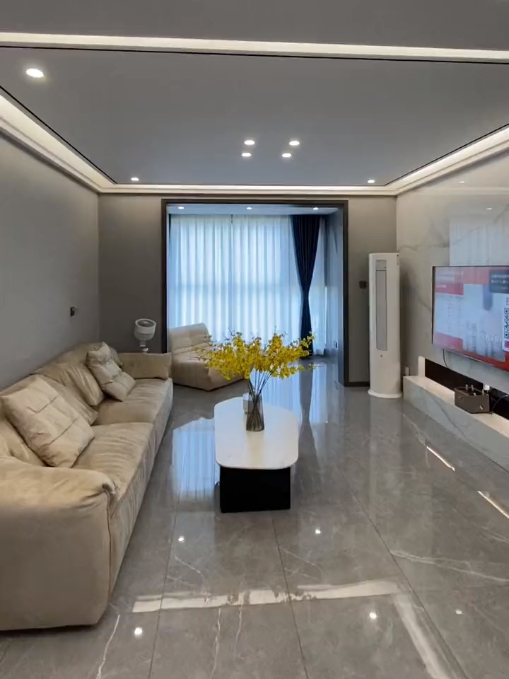 要想客厅显空间地砖通铺直排沙发硬装越简单越好