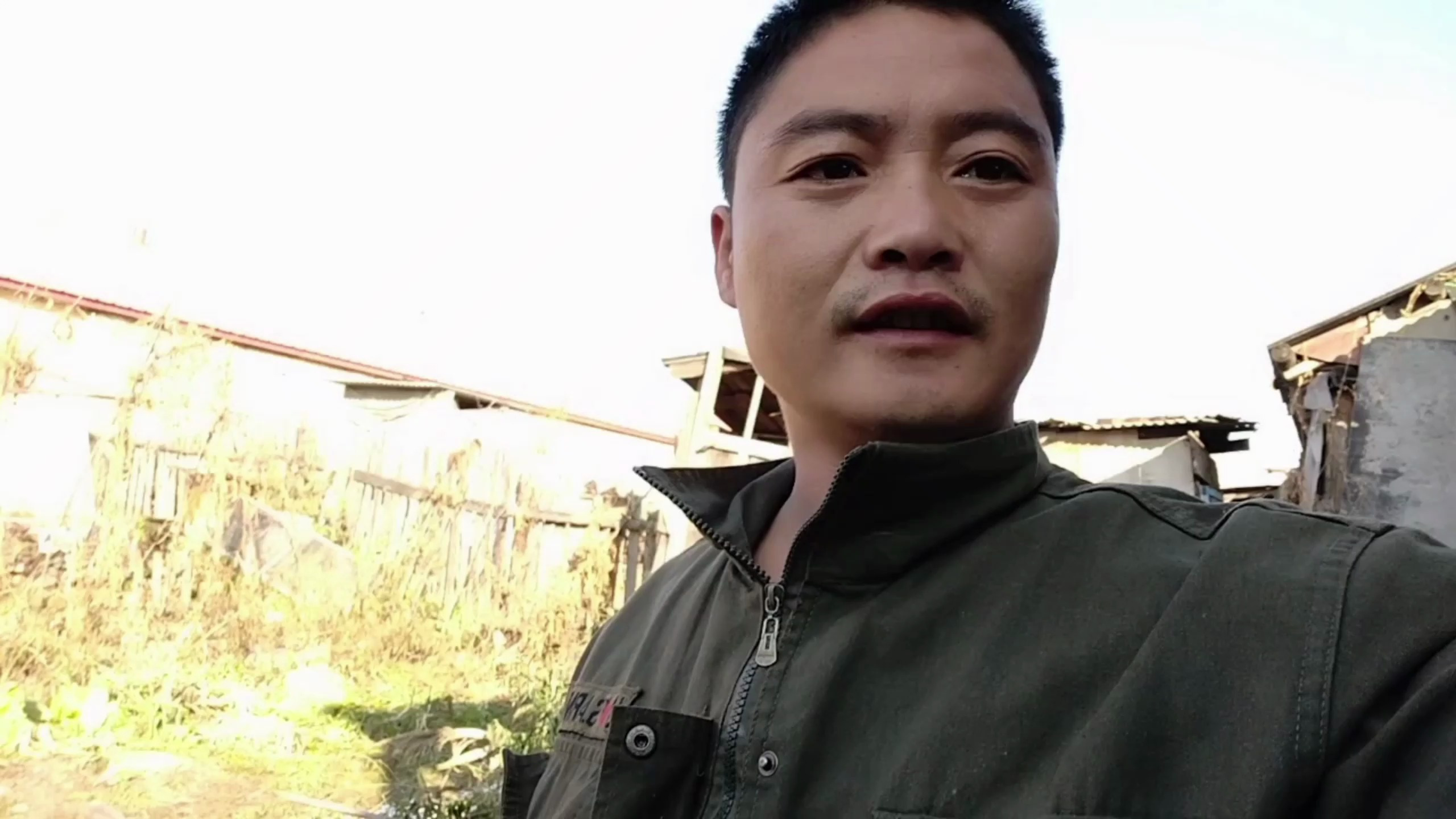 忙着屯冬天吃的食物 白菜 萝卜 土豆 是我们冬天避免不了的