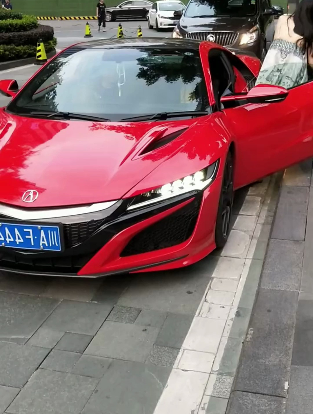 美女让男闺蜜体验长安超跑,男友并不介意,还邀请上副驾体验-度小视