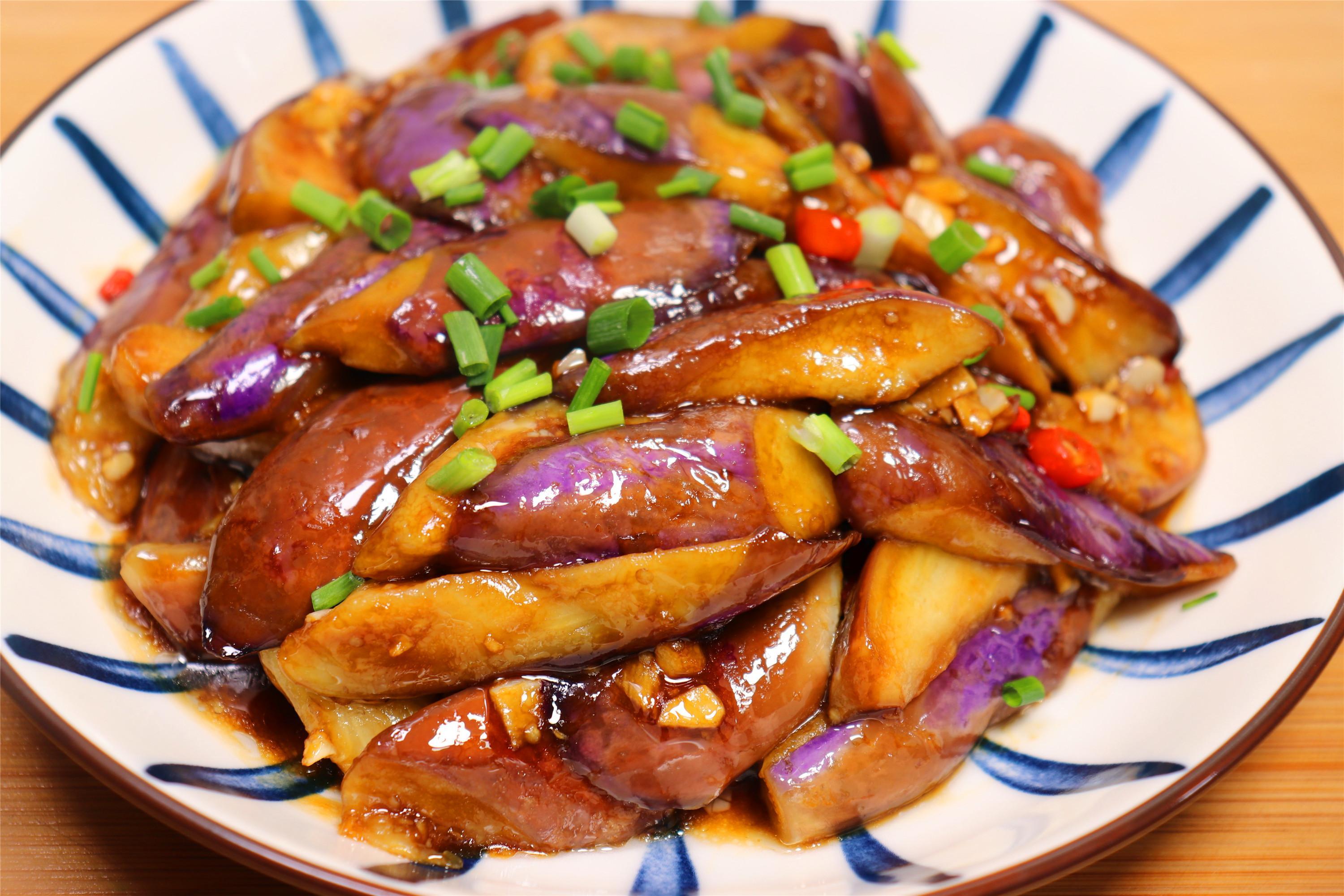 饭店大厨:炒茄子不可先放油!大厨教您一招,茄子不发黑不吸油