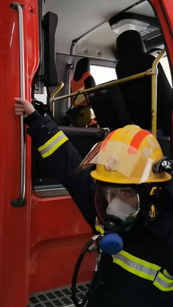 消防员出警归来摘下面罩的那刻都是独一无二的素颜