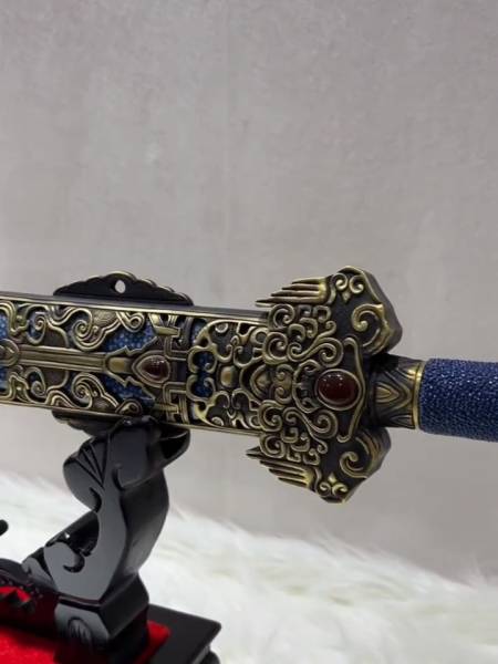 封神剑刀宽背厚,此剑出鞘波光粼粼