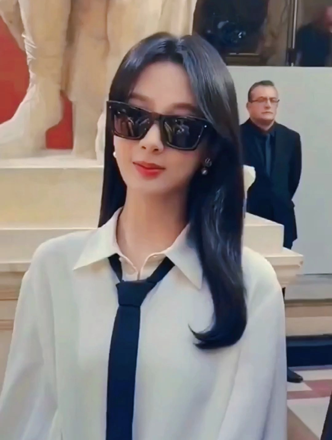 有一种美叫杨紫戴墨镜大家见了都挪不开眼睛你喜欢吗