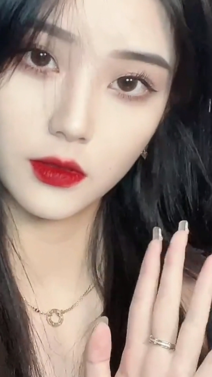 黑长直妆容 冷艳御姐妆容