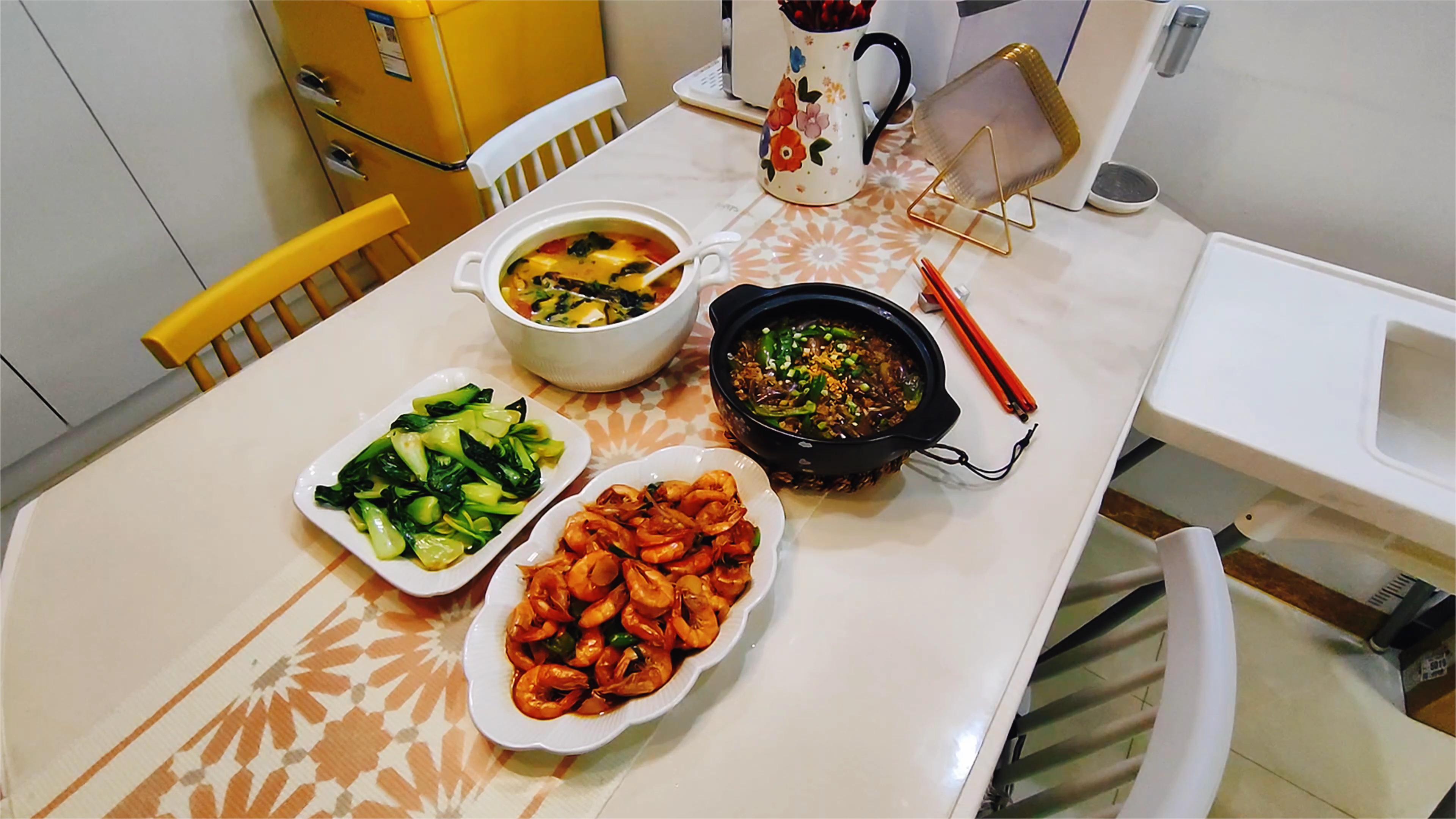 今天给家人做了几个拿手菜,油焖大虾,黄骨鱼裙带豆腐汤,太美味了