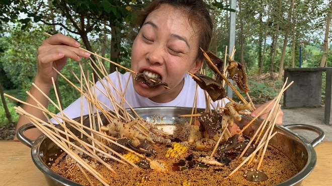 [图]秋妹今天做四川钵钵鸡，满满一盆红油泡串串，麻辣鲜香，吃得过瘾