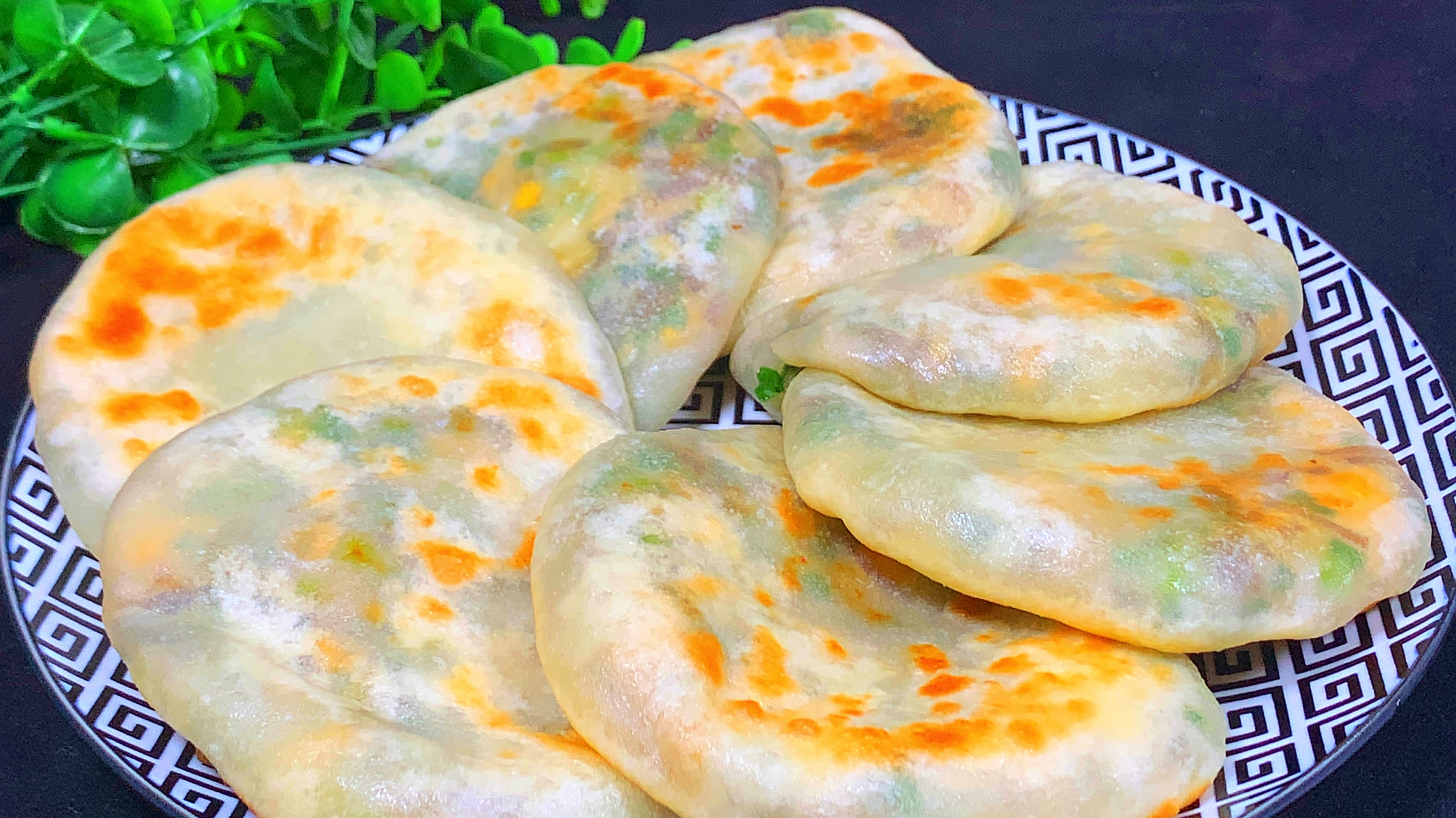 韭菜盒子新做法，不烫面不擀面，皮软馅香凉了不硬，新手也能学会