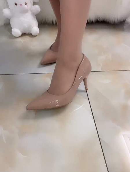 超薄肤色丝袜搭配裸色高跟鞋气质真的绝了