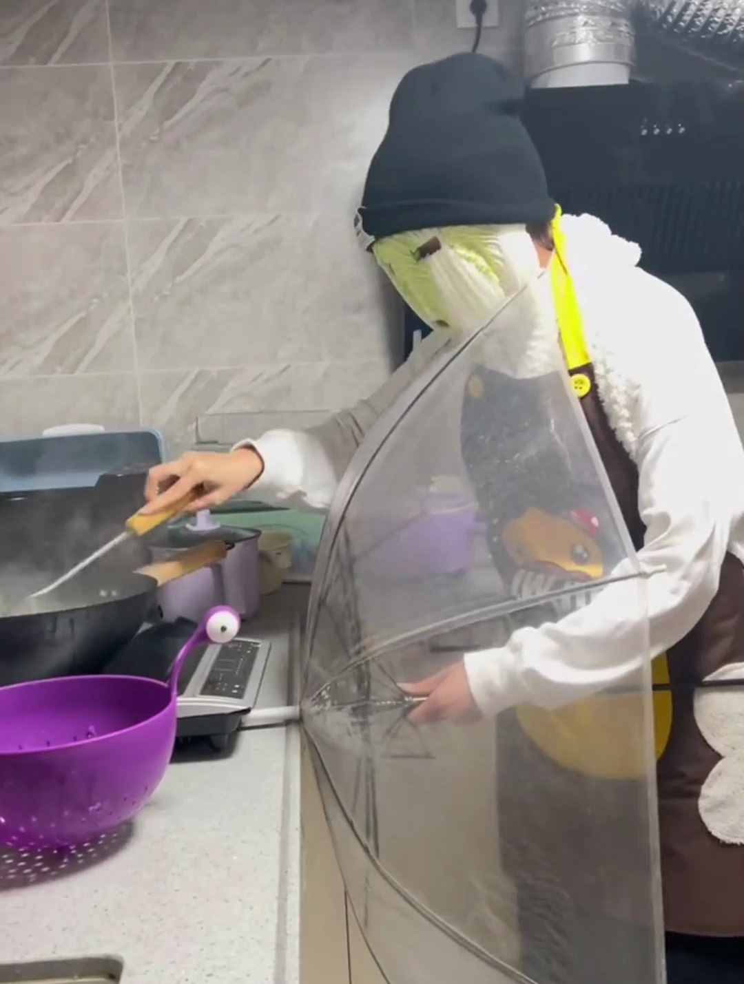 女子炒菜全副武装,自制面罩拿伞当盾牌-度小视