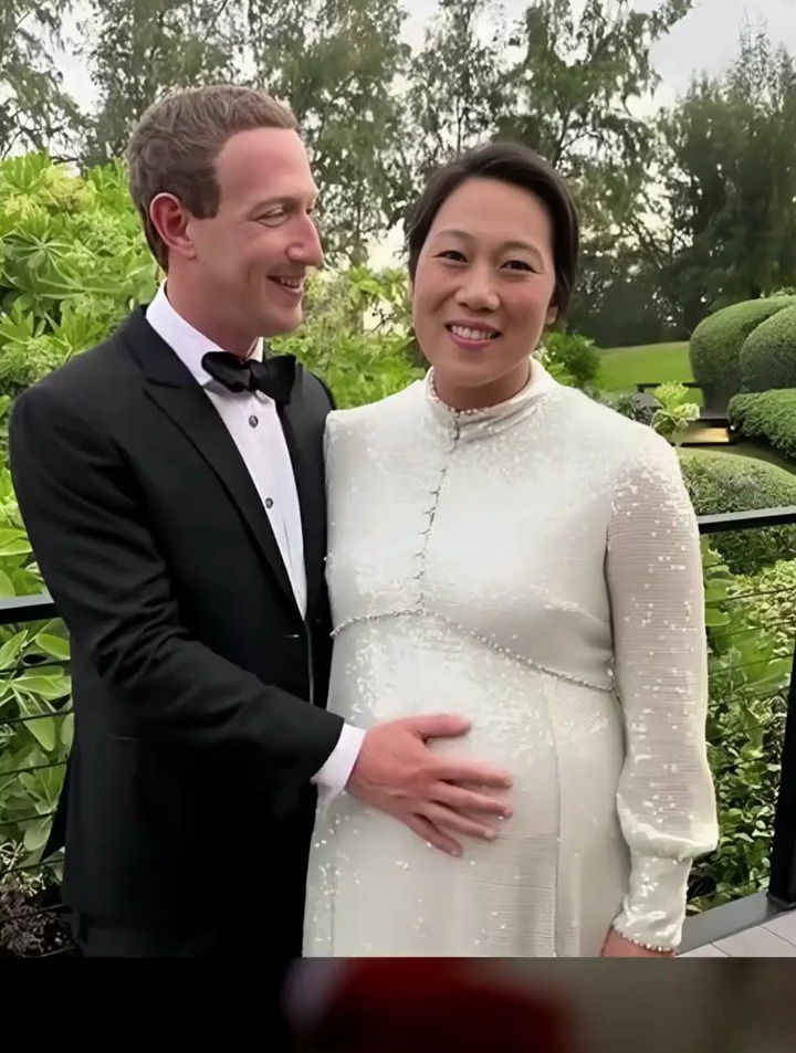 脸书总裁扎克伯格娶了一位华裔妻子,两人的合照常被拿来调侃