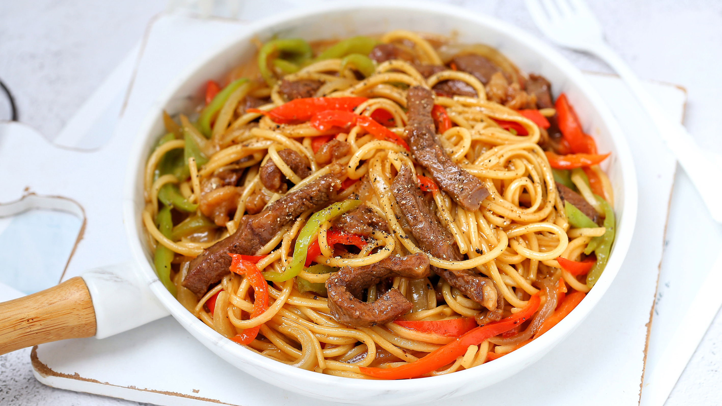 520告白日怎么过?自制黑椒牛柳炒意面,焦香浓郁好吃到舔盘底!