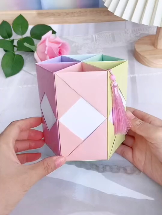 教你用纸折个超好看的笔筒,放桌上不仅好看还实用-度小视