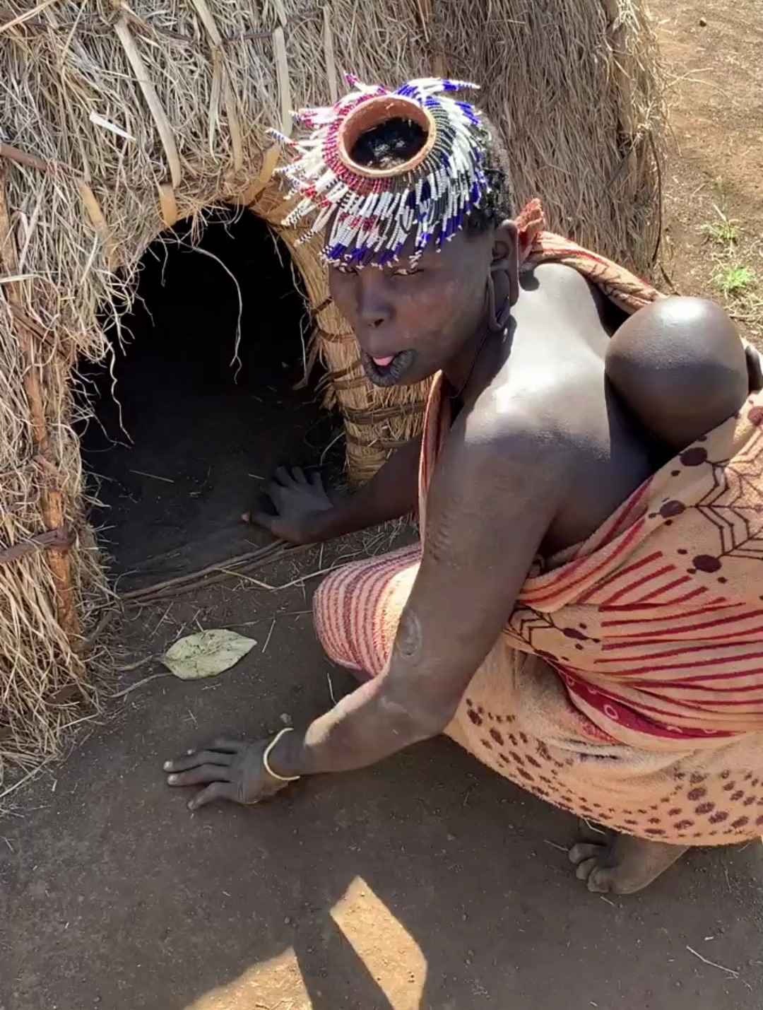 非洲人原始人的生活,至今还在茅草屋居住,实在是落后