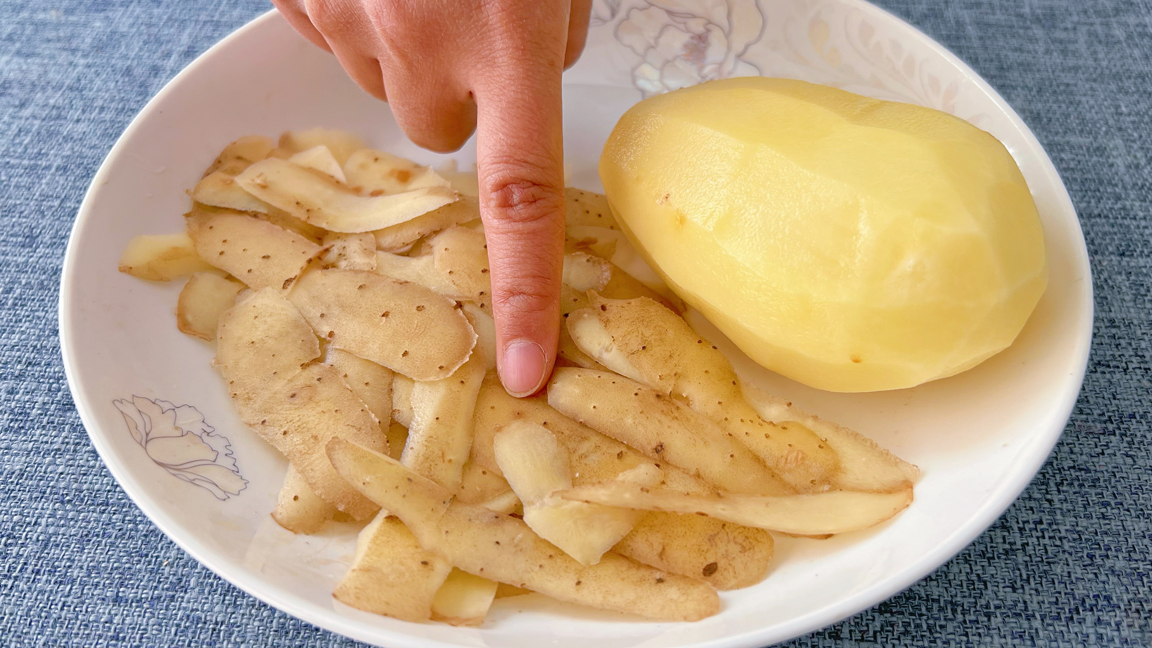 土豆皮不要再扔了,留下来太“值钱”了,家家户户都用得到,学学