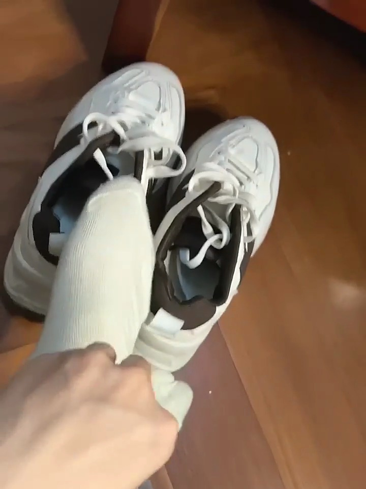 白袜配上运动鞋越看越好看