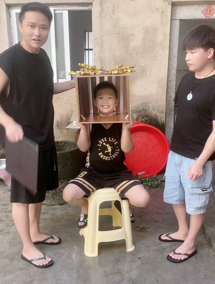 大型人头搬家魔术小朋友的头藏哪了?-度小视