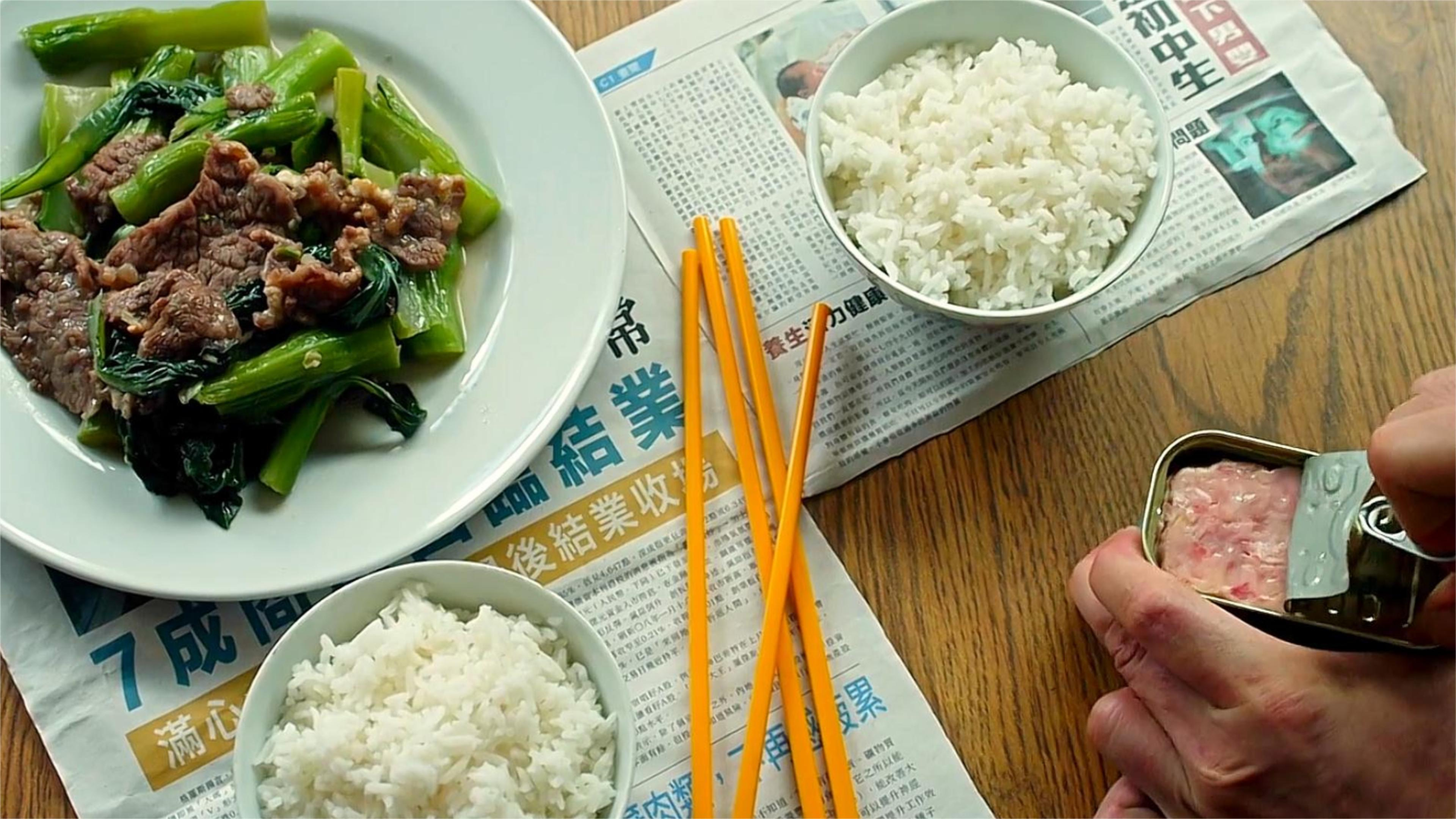 影视十大吃罐头,迷龙猪肉炖粉条加罐头,林家栋午餐肉配饭