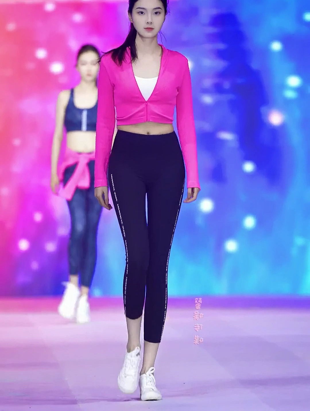 走秀:内衣秀上的高身材凹凸有致,对美有了新的理解