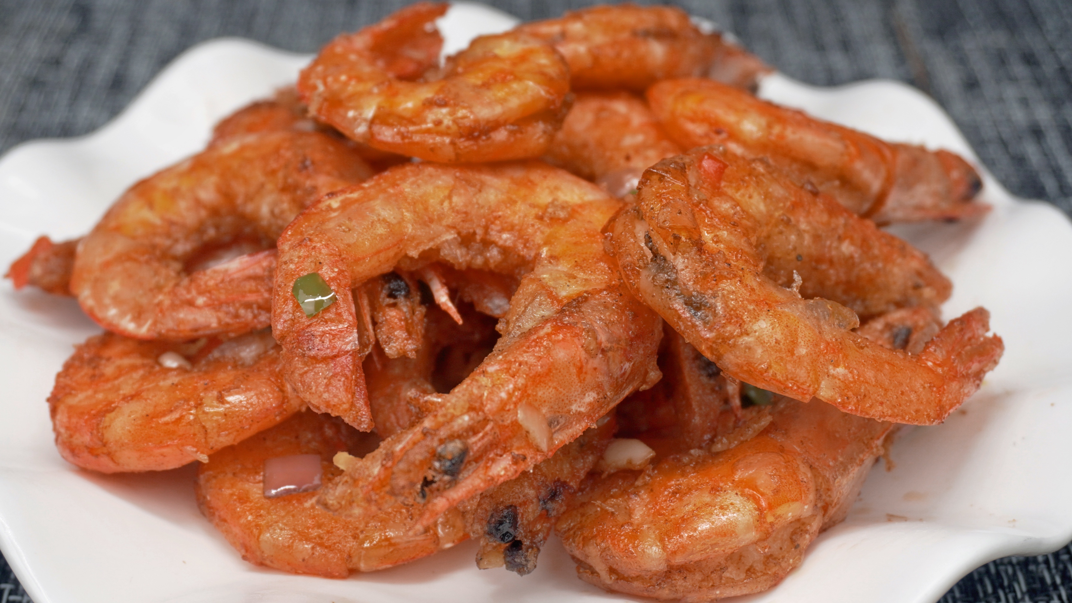 厨师长教你椒盐虾的家常做法,椒香酥脆,下酒又下饭,值得收藏