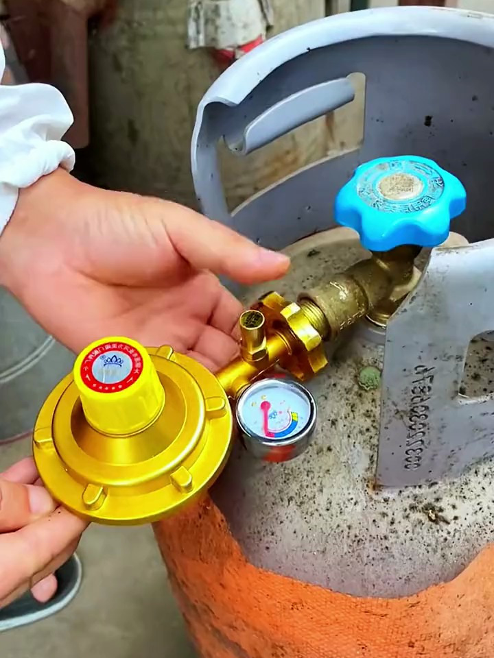像这种老旧的煤气减压阀,非常不安全,赶快换上这种