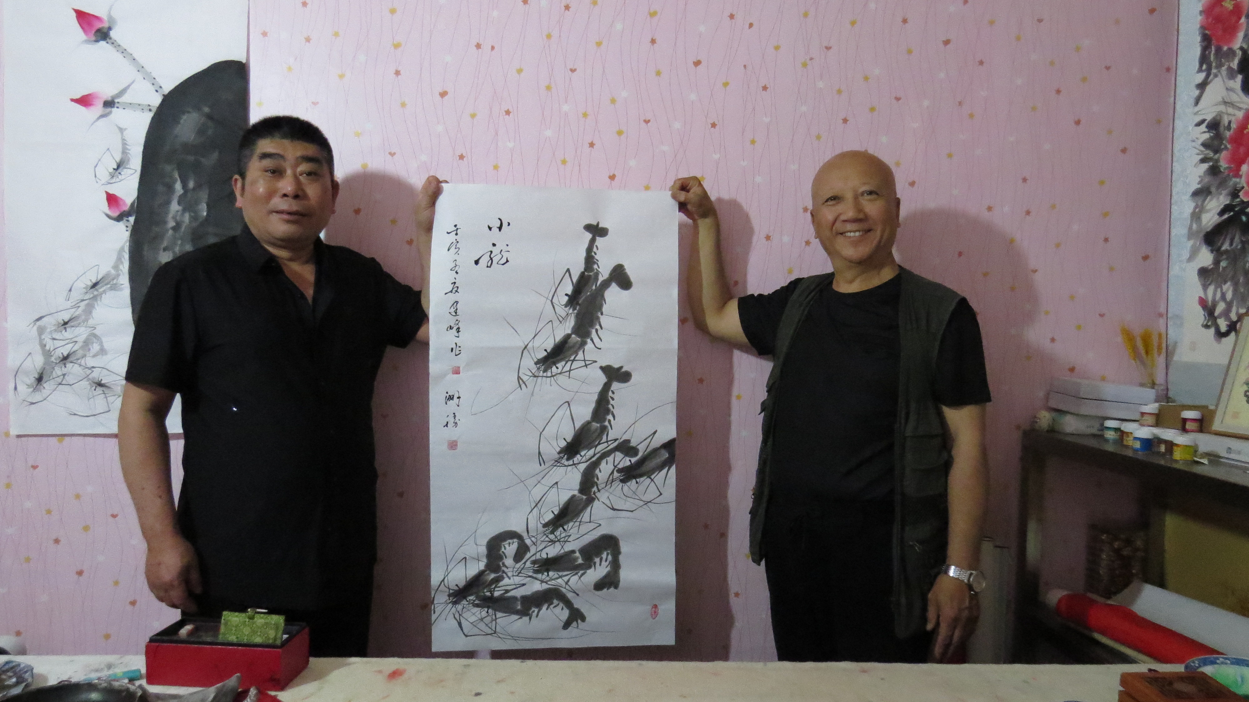 《虾趣图》|黄河岸边画虾人樊建峰邀请黄洲胜为其作品题款留念