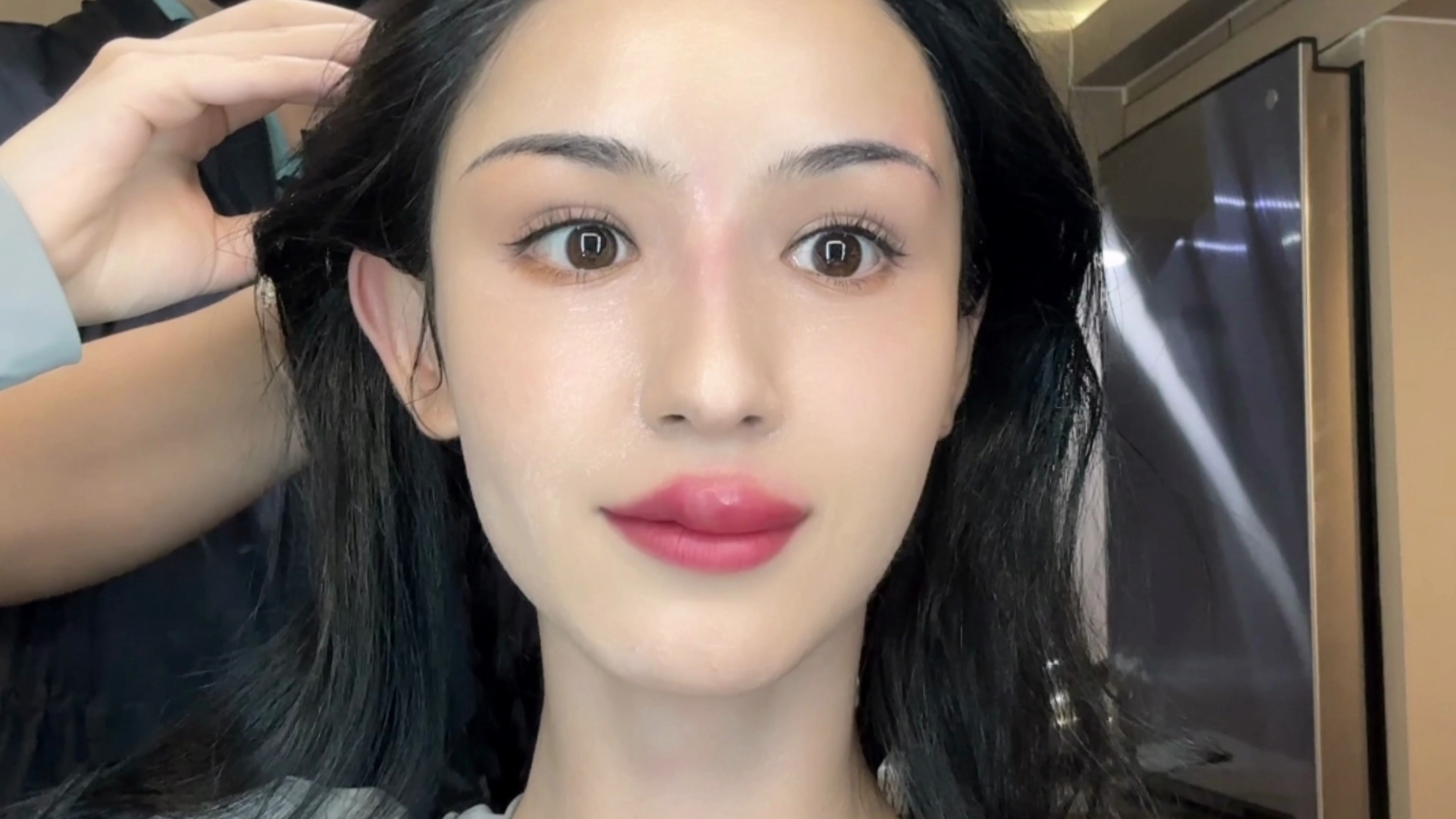 美女明星被蚊子咬成香肠嘴,吐槽蚊子不讲武德,网友笑翻了