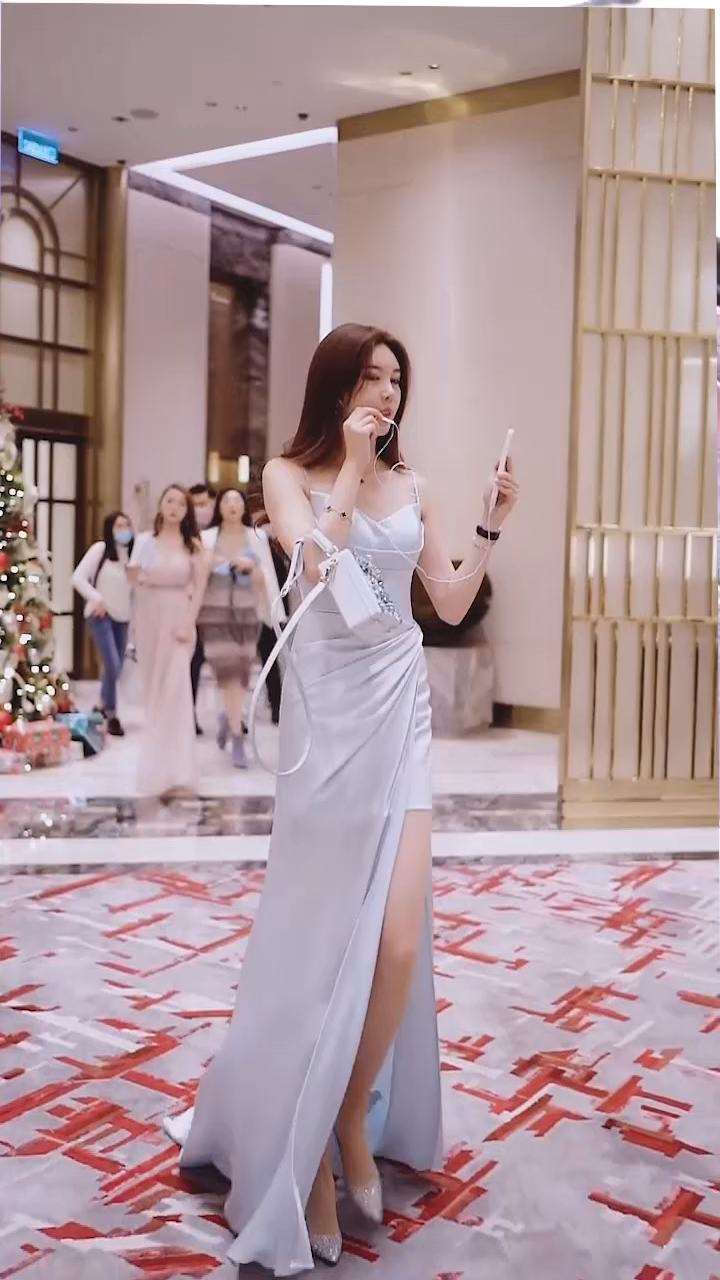 街拍小姐姐:目测这位小姐姐应该有一米九,超模范十足-度小视