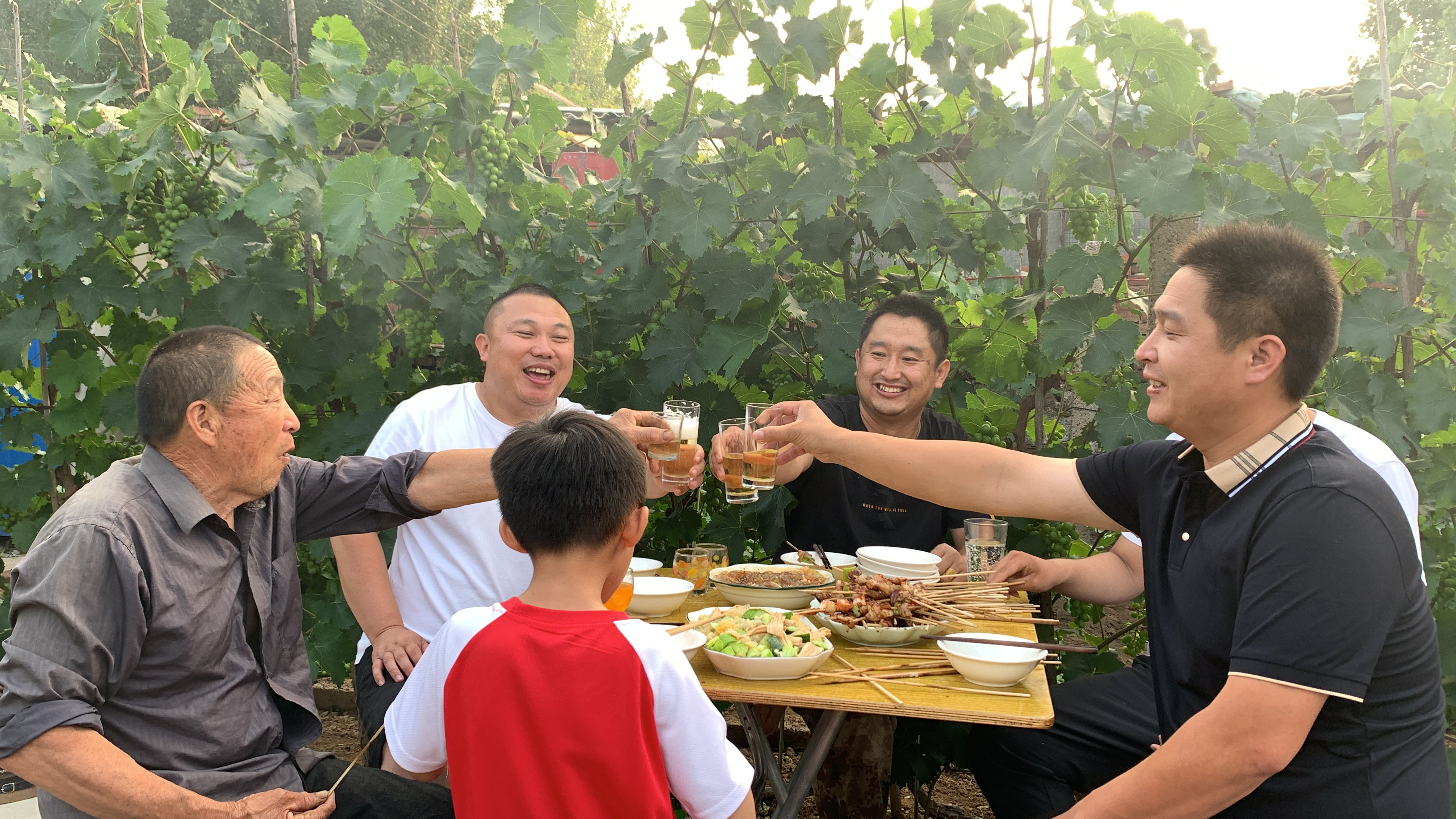农家院欢乐多,哥几个把酒喝,凉菜啤酒小烧烤,每个人脸上笑呵呵