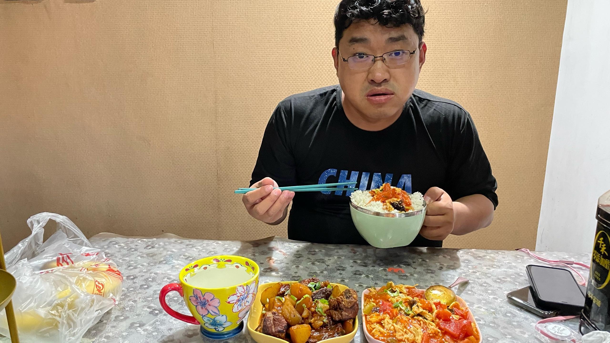 做的排骨炖土豆,西红柿炒鸡蛋,老崔说吃着一般