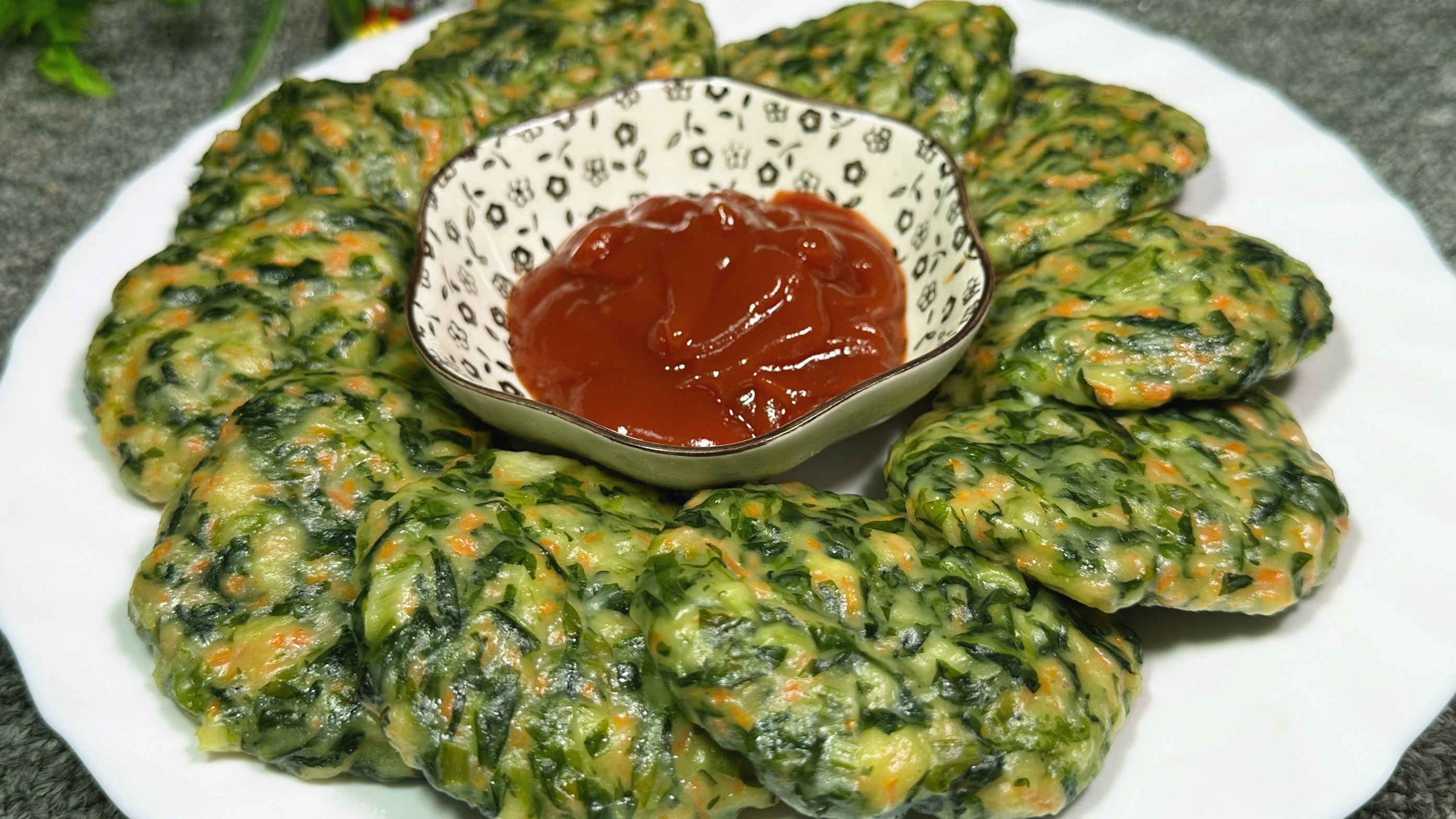 芹菜叶不要扔掉了,教你一个神仙做法,软糯鲜香,上桌全家都爱吃