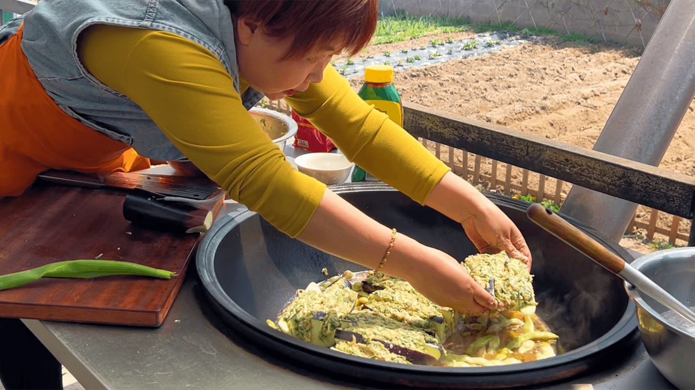 东北农村爱吃的茄包子咋做的？炖豆角泡饭真好吃，野菜蘸酱像吃草