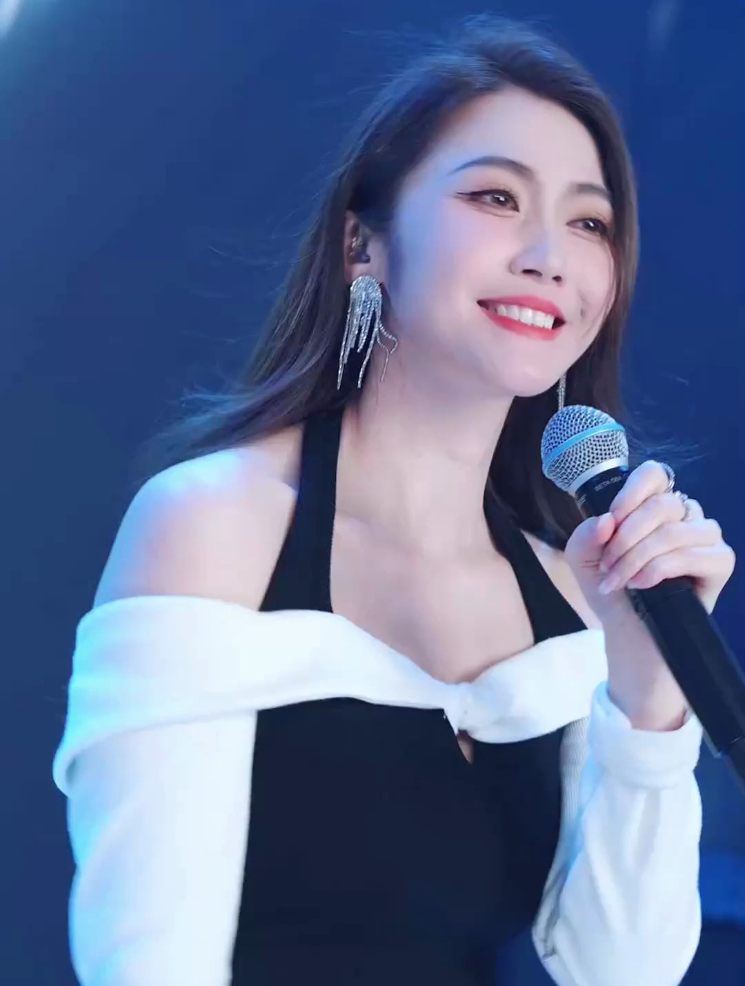 王馨一首《还没爱够》歌声醉人心扉,旋律舒缓令人回味无穷-度小视