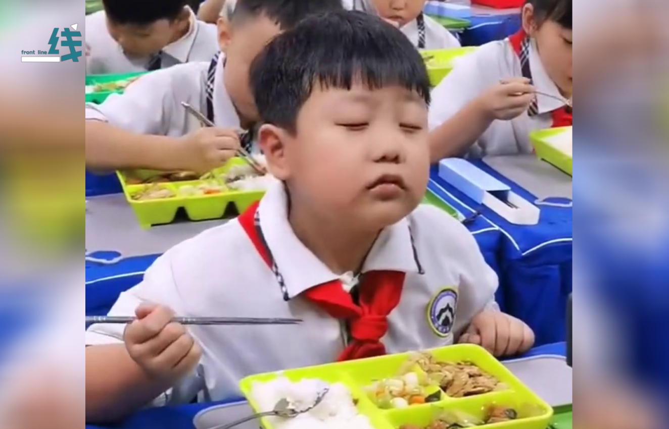 盒饭吃出米其林的感觉!小学生吃午餐摇头晃脑细品表情“销魂”
