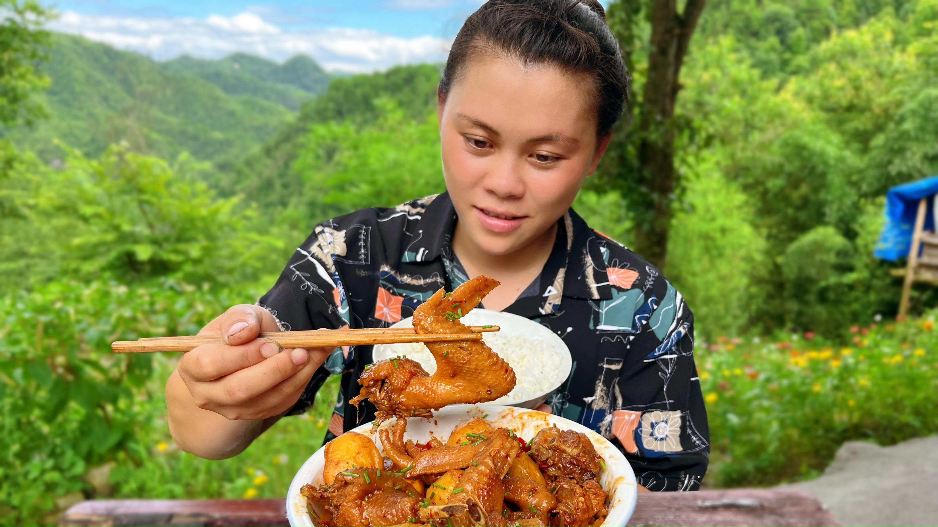 今天做个爆辣鸡块,加些辣椒土豆一起烧,配着米饭大口吃肉真过瘾