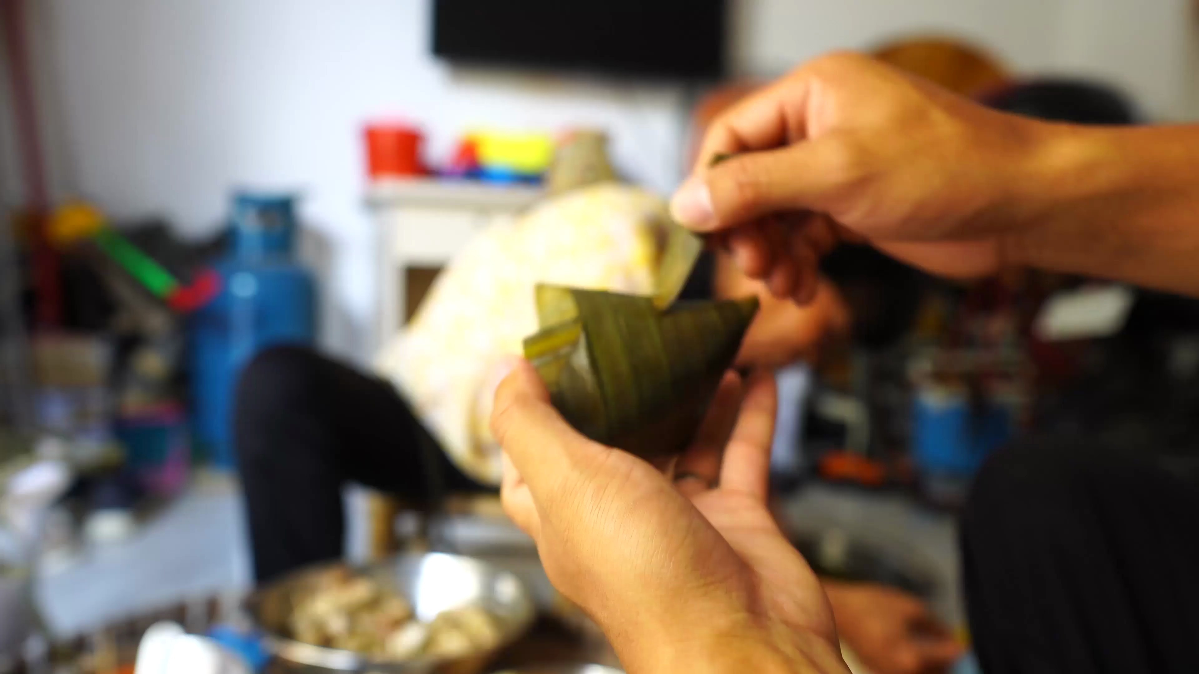 10斤糯米,妈妈用巧妙的手艺,包裹出来的粽子,好看又好吃