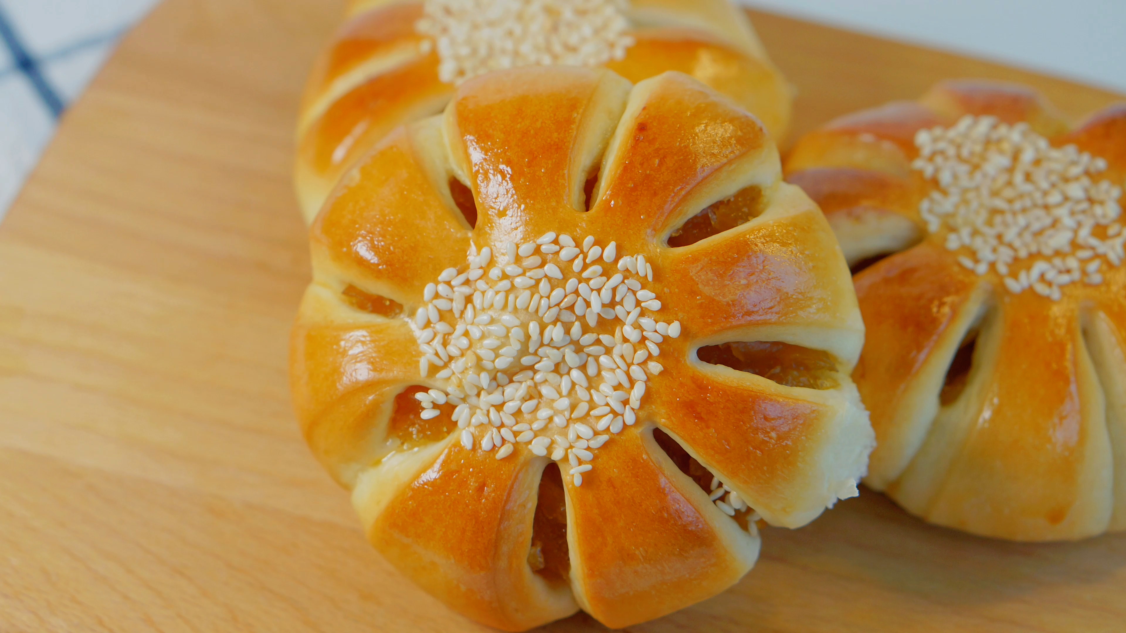 果酱面包,简单手揉就能做,造型简单又漂亮,果酱香甜,面包松软