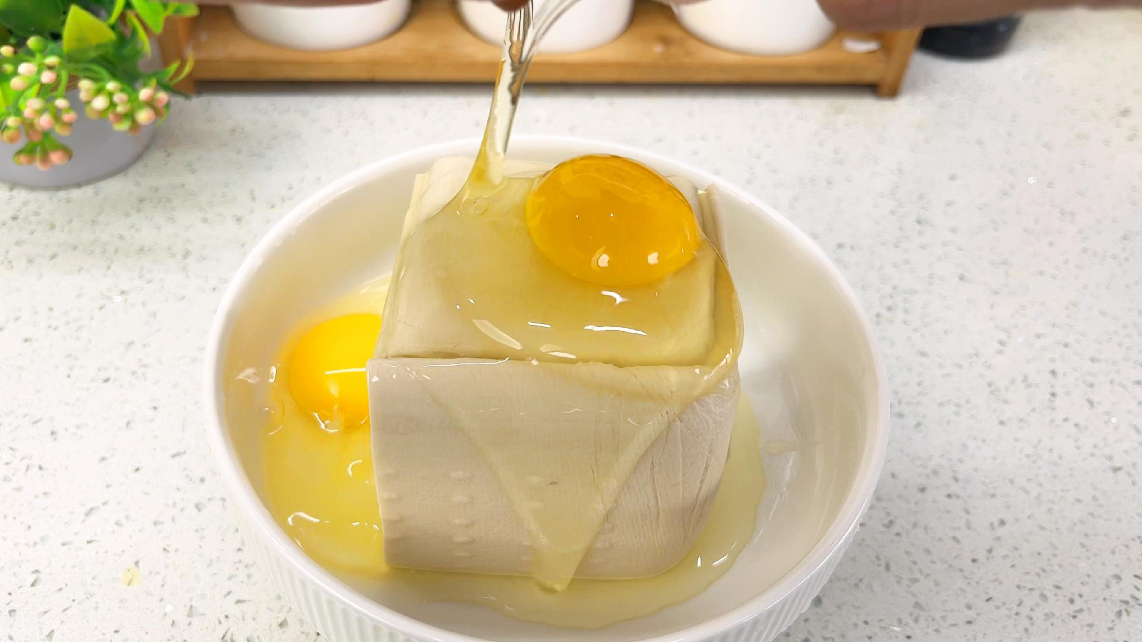 谁能想到,豆腐里打两个鸡蛋,出锅就是一道美食,在家赶紧试试吧