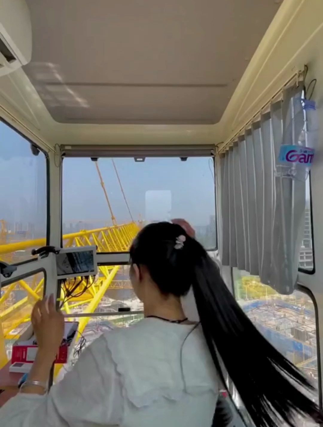 九零后塔吊美女,因技术高超,成为工地小伙的暗恋对象