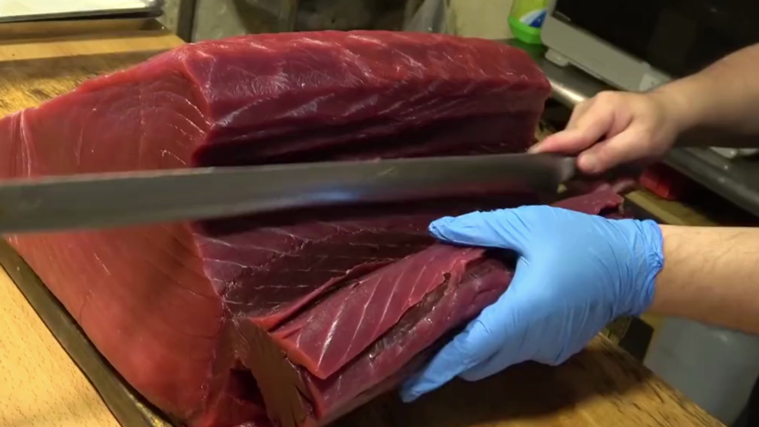 顶级蓝鳍金枪鱼切割,咬一口就要几千块,一般人谁能吃得起?