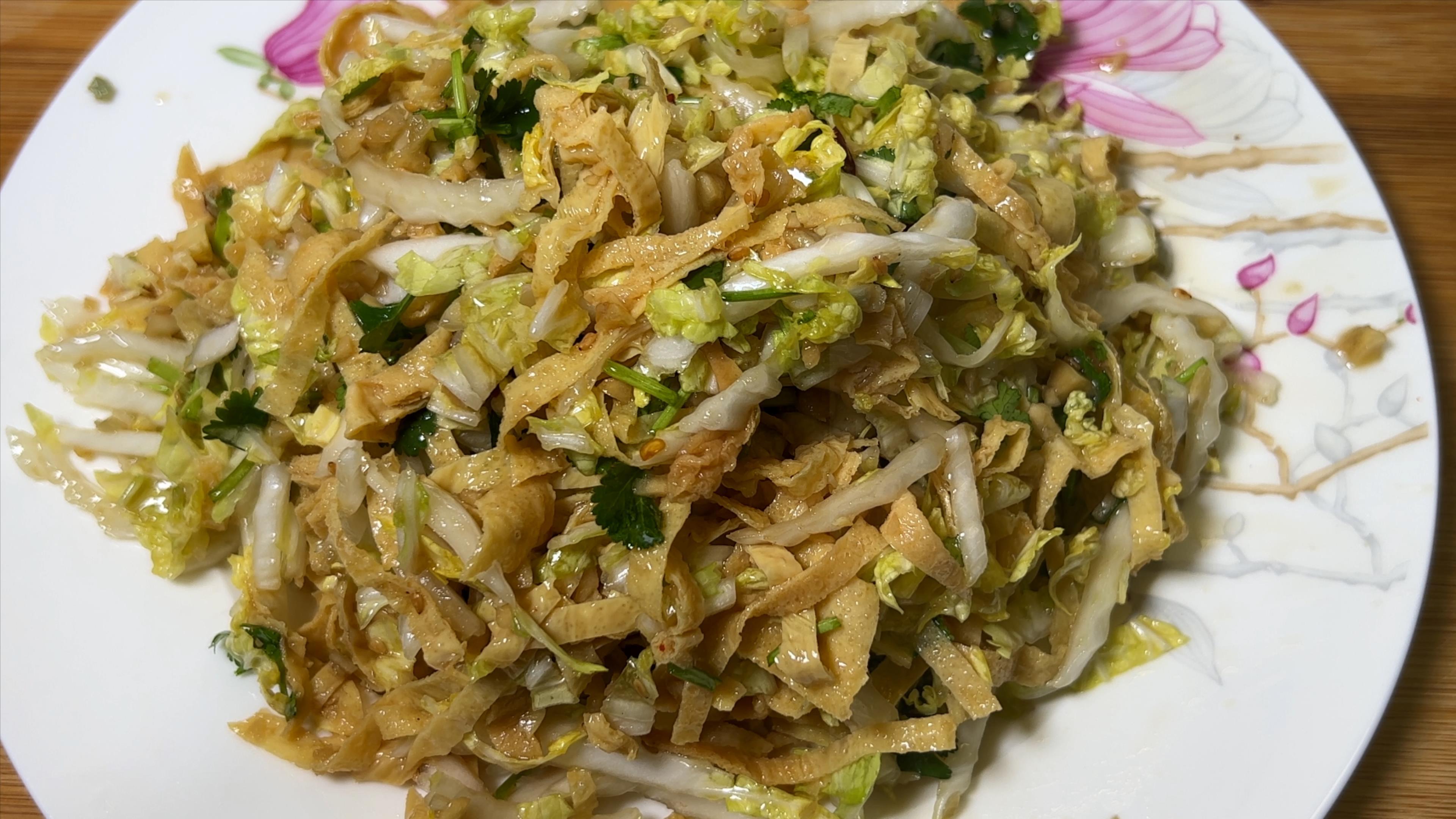 娃娃菜凉拌更美味,清脆爽口,配上豆腐皮,咸香入味,开胃解油腻