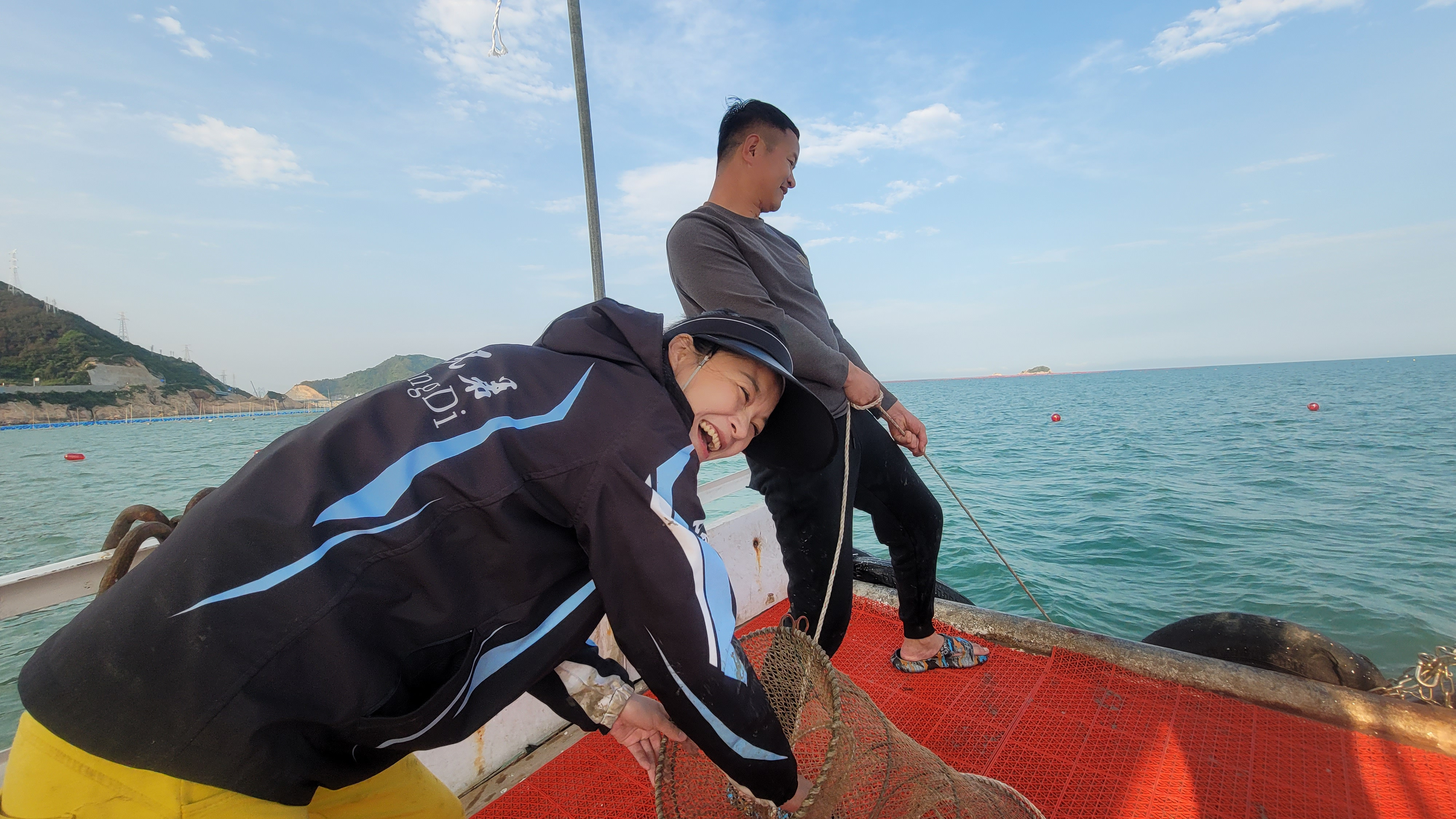 这片海域鱼获资源真丰富,放几十个笼子收获竟然比抽水坑还多