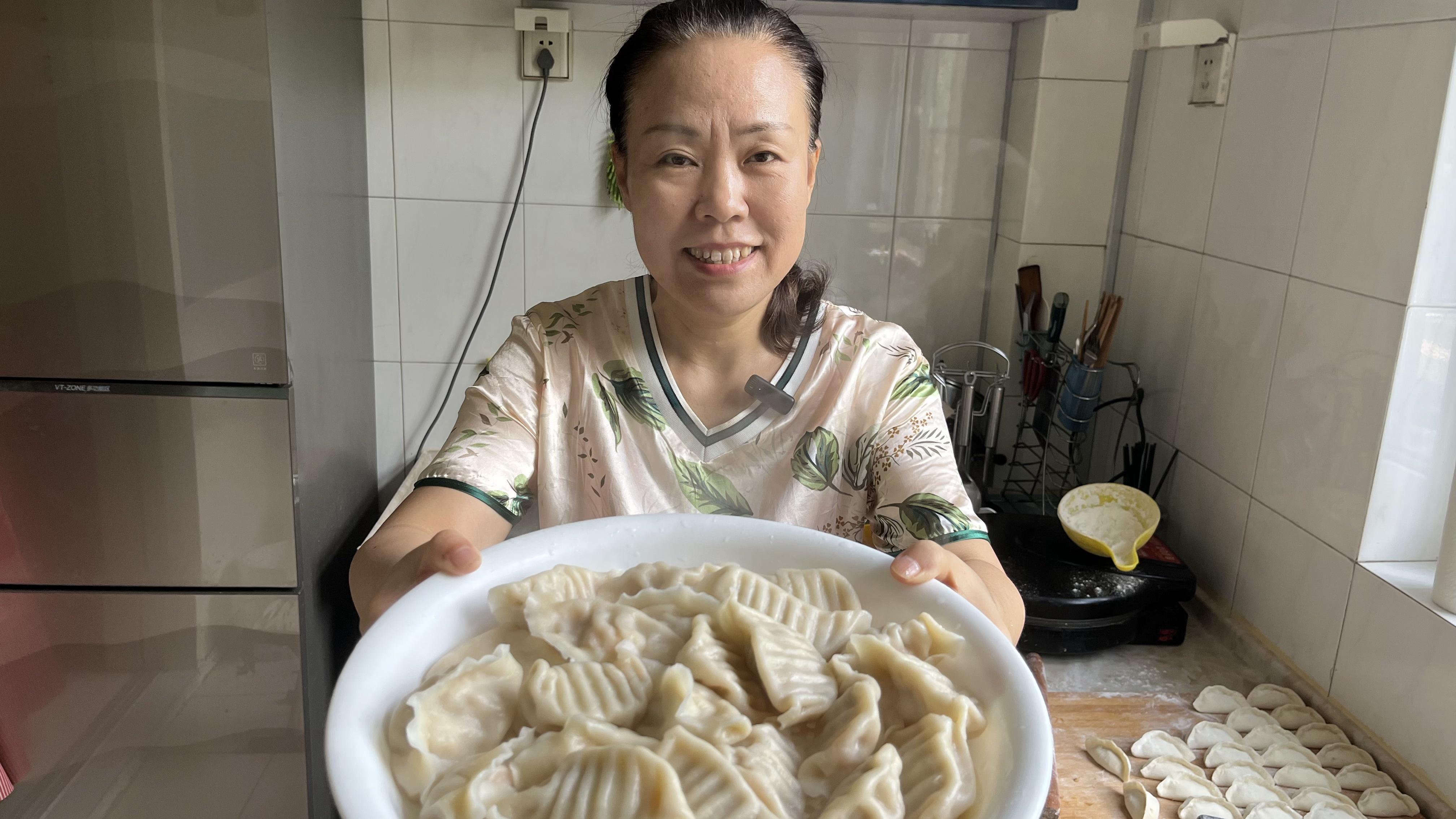 今天做个灌汤的虾仁鲜肉水饺,鲜香灌汤,大人小孩都爱吃