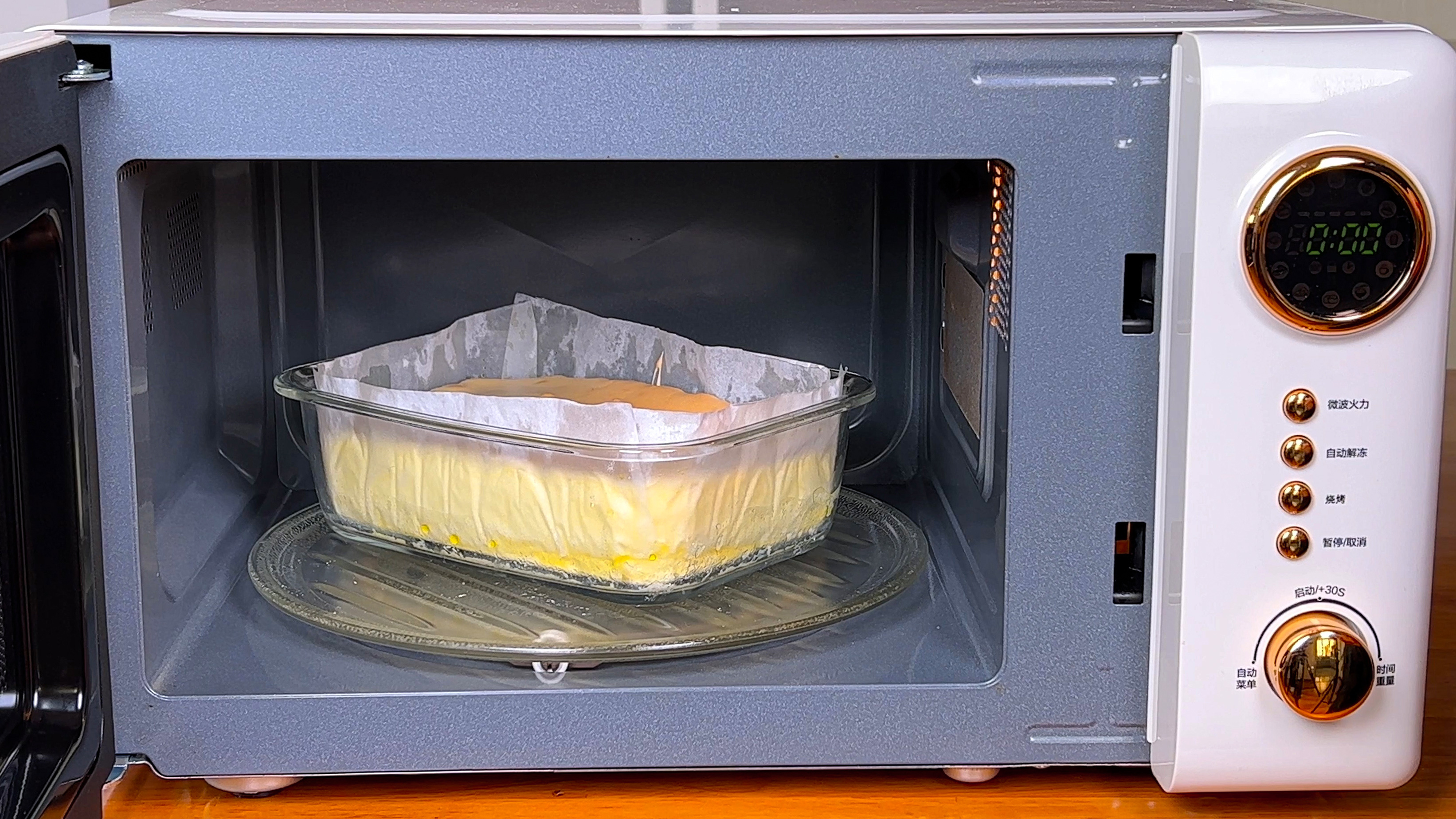 8分钟微波炉蛋糕，简单快速松软好吃，早餐吃它省时省力又营养