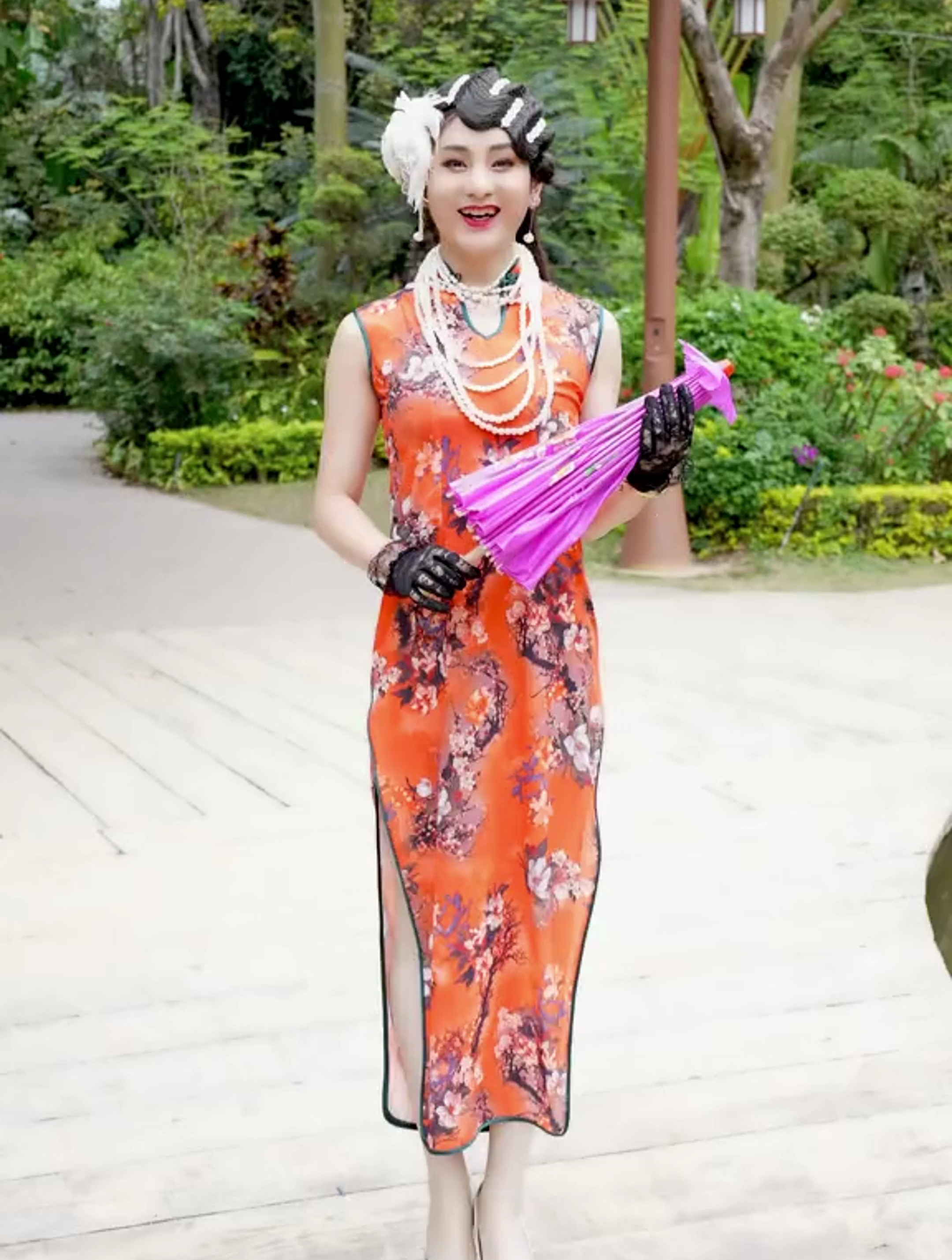 大家好 我是反串演员男扮女装男唱女歌的童美人,感谢大家支持我